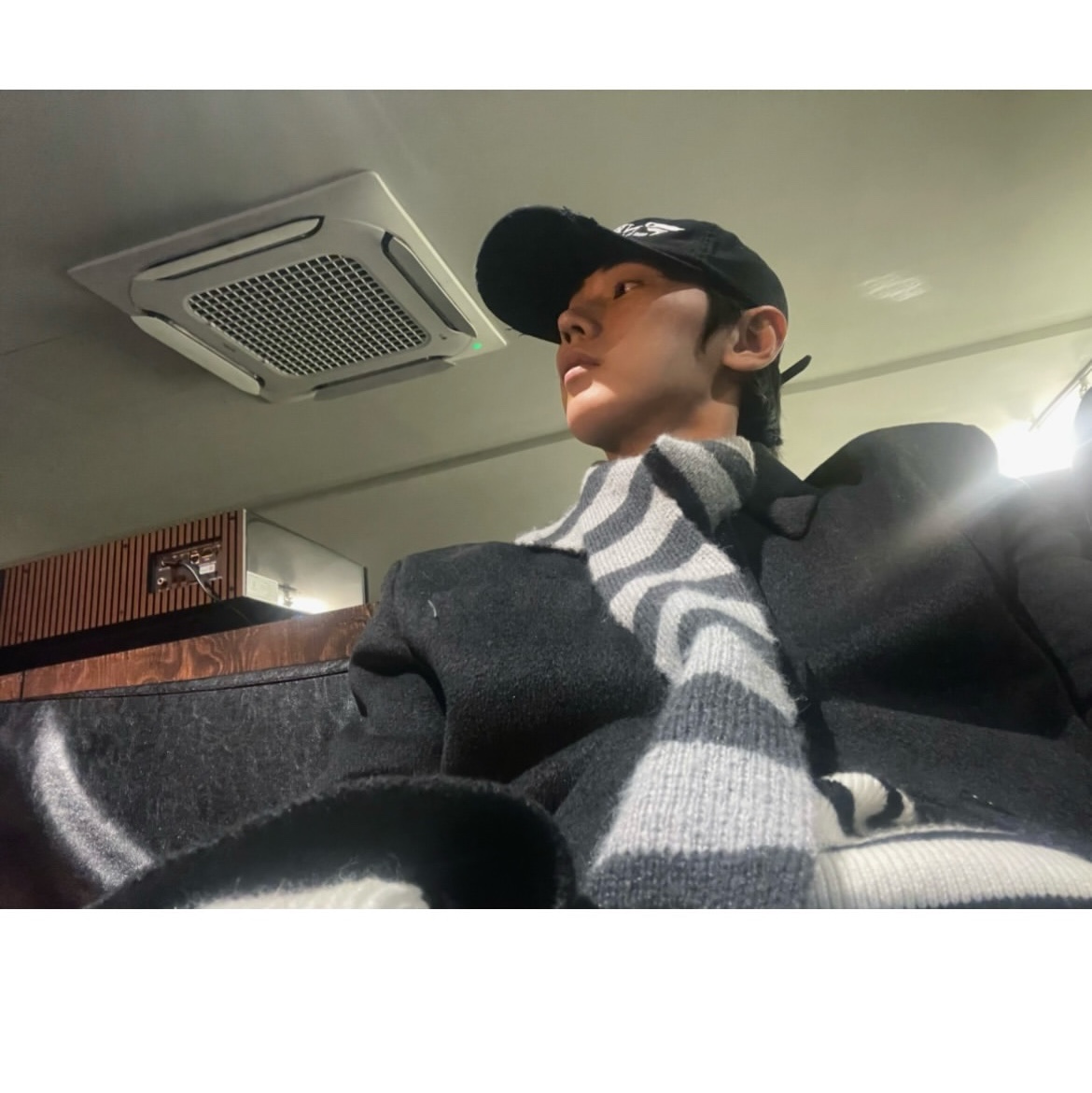 Mea Striped Wool Scarf Grey 착용 스타일 - 1