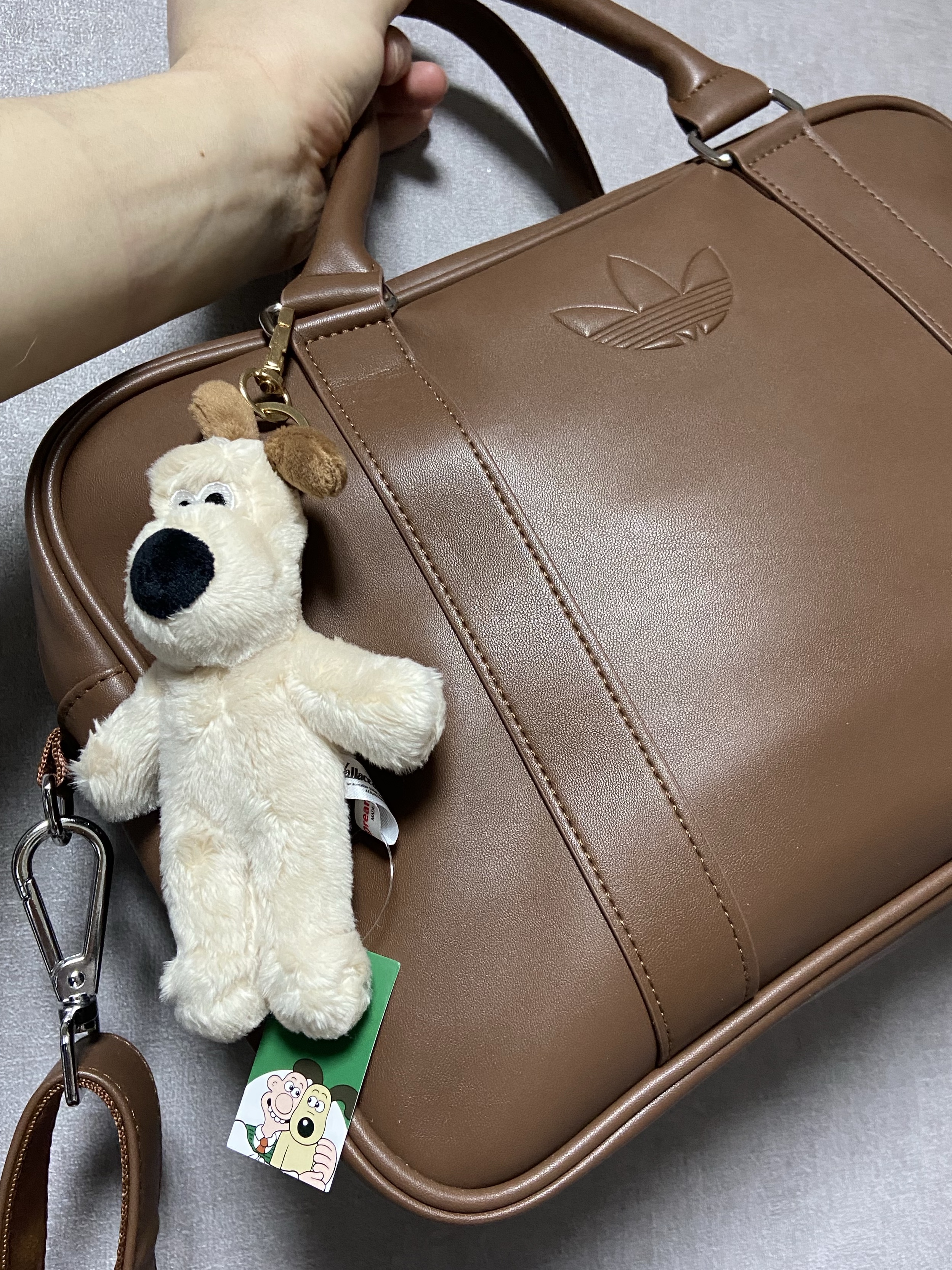 Dream C&C Wallace & Gromit Mini Keyring Plush 12cm, Adidas Airliner2 Tote Bag Brown 착용 스타일