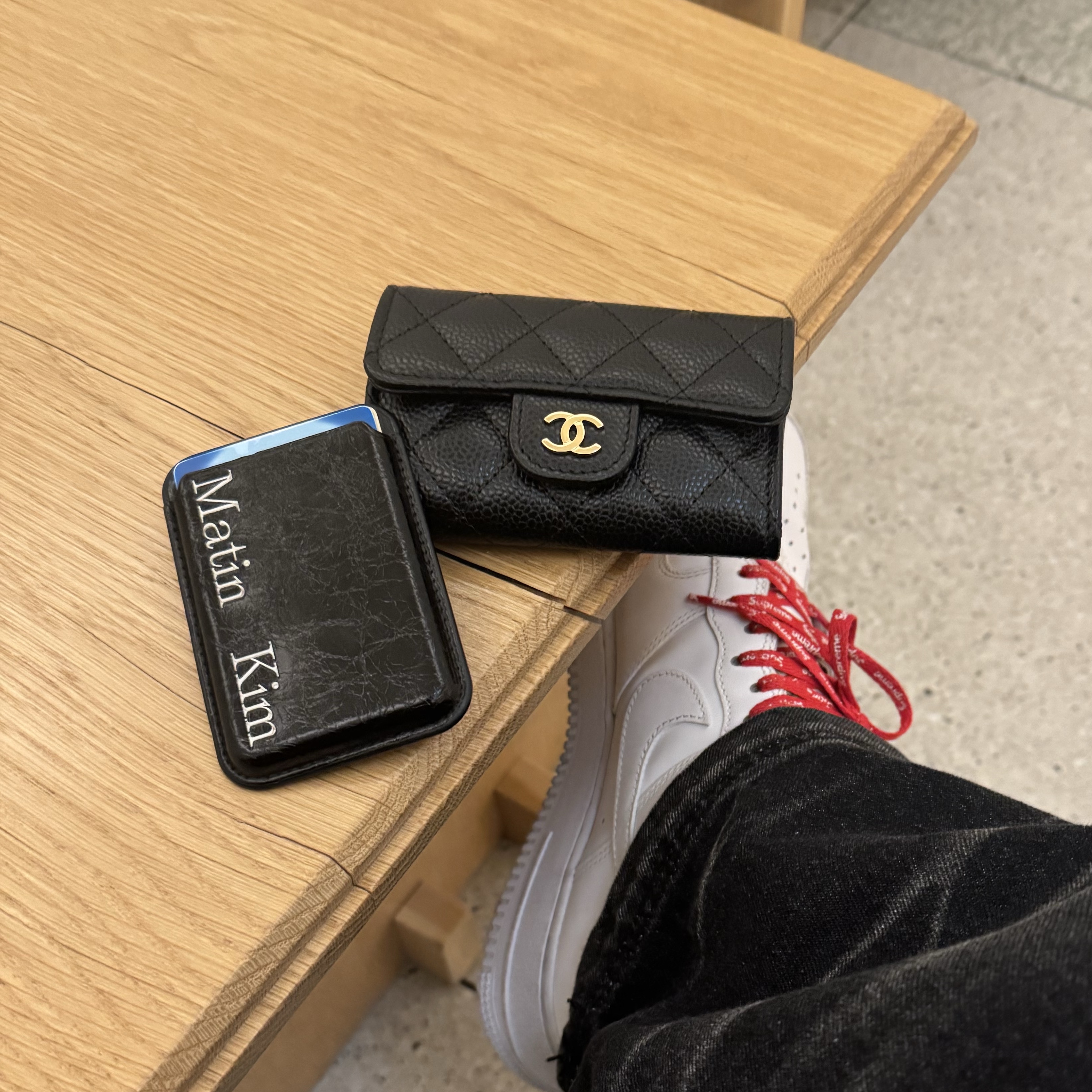 Chanel Classic Card Holder Grained Calfskin & Gold Black 착용 스타일