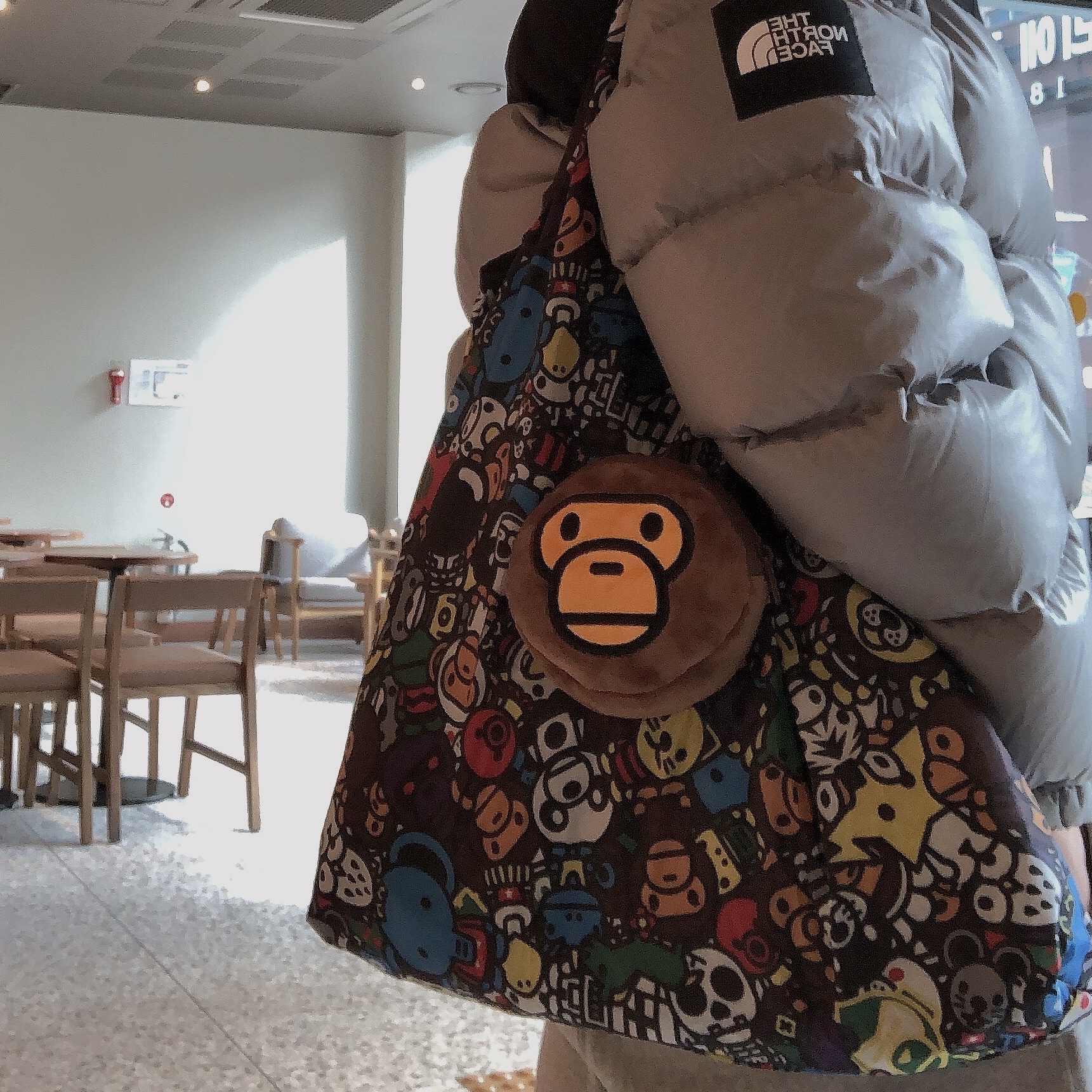 Starbucks x BAPE Baby Milo Foldable Bag 착용 스타일 - 2