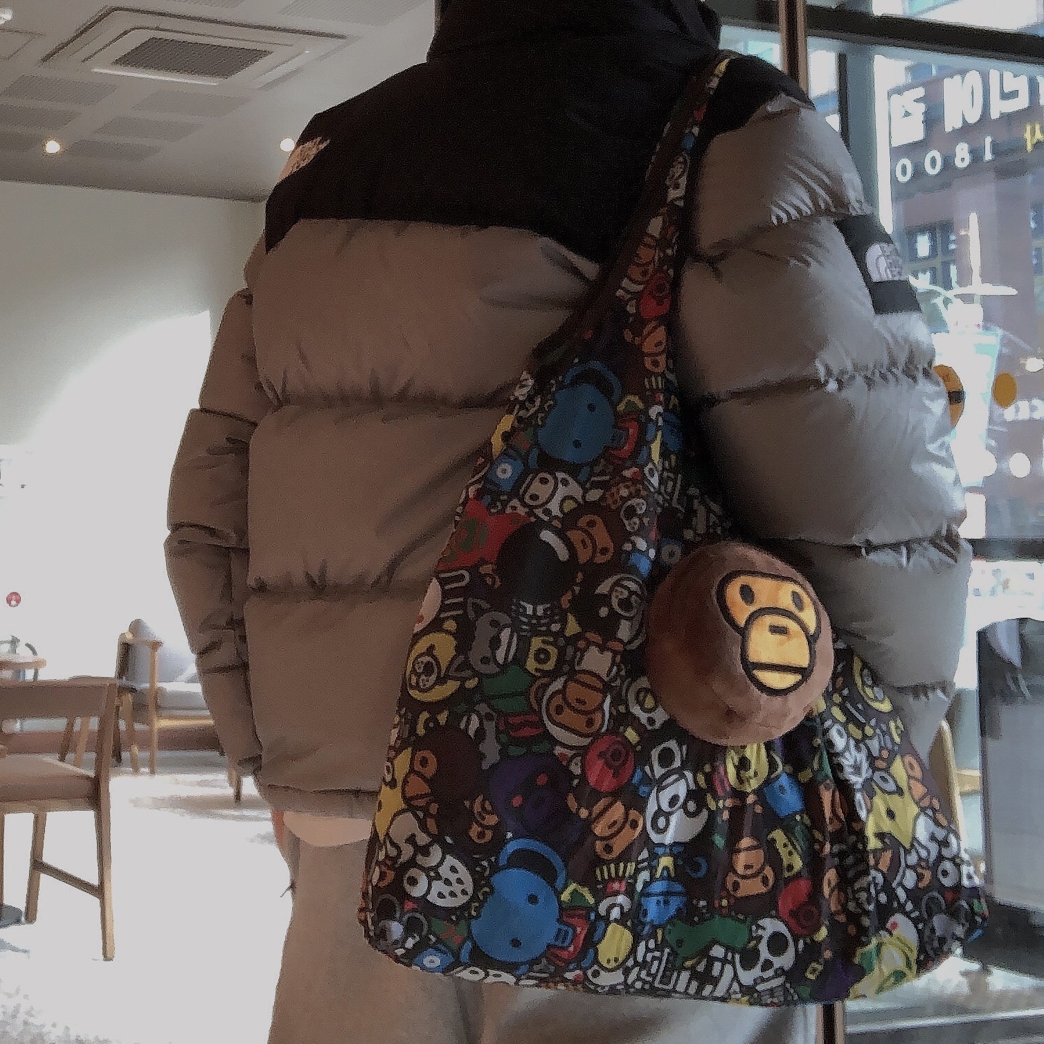 Starbucks x BAPE Baby Milo Foldable Bag 착용 스타일 - 1