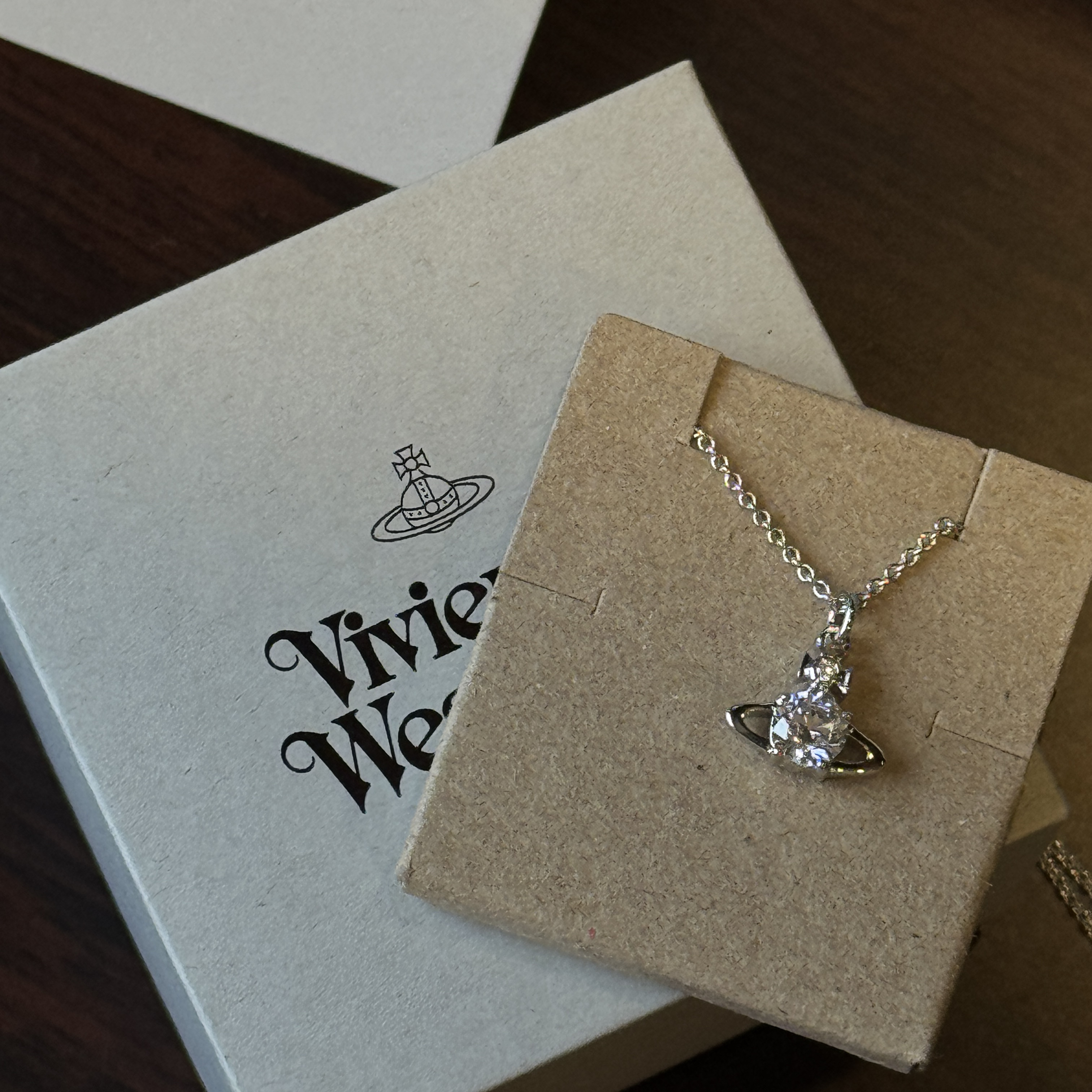 Vivienne Westwood Reina Pendant Silver 착용 스타일