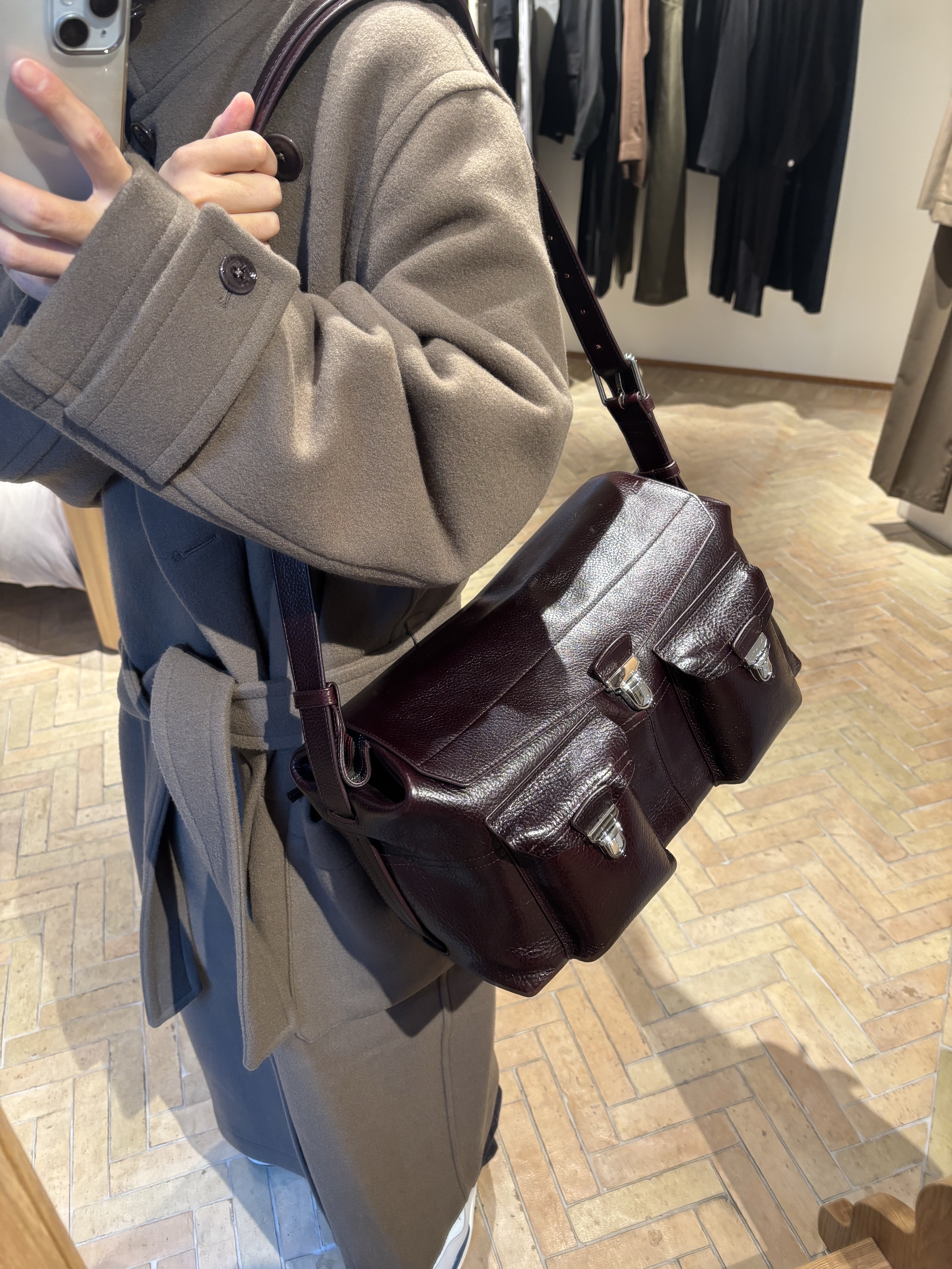 Lemaire Double Wool Wrap Coat Dark Squirrer, Lemaire Glossy Vegetable Leather Week-End Gear Bag Espresso 착용 스타일