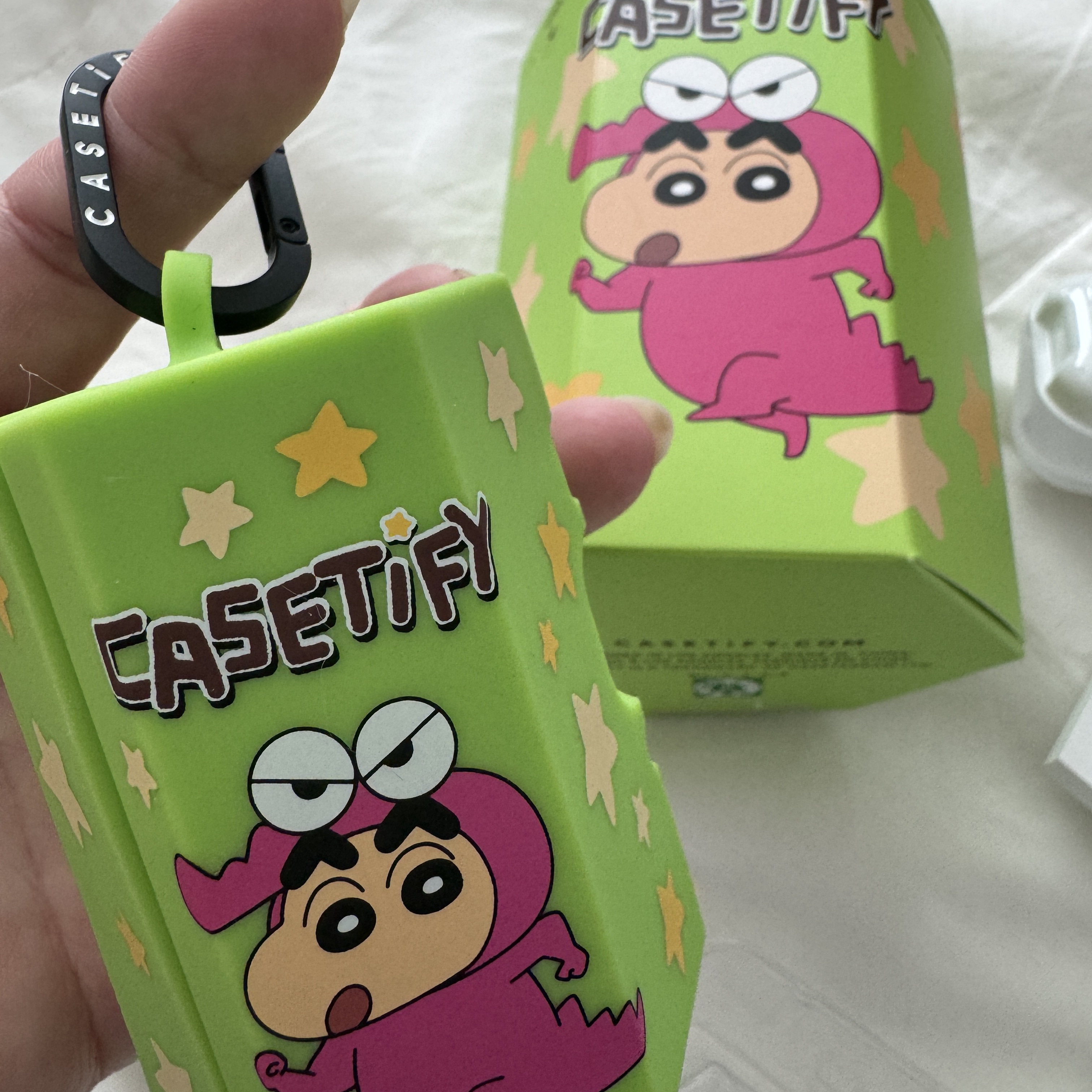 Casetify x Crayon Shin-Chan Chocobi Collectible Earbuds Case 착용 스타일 - 1
