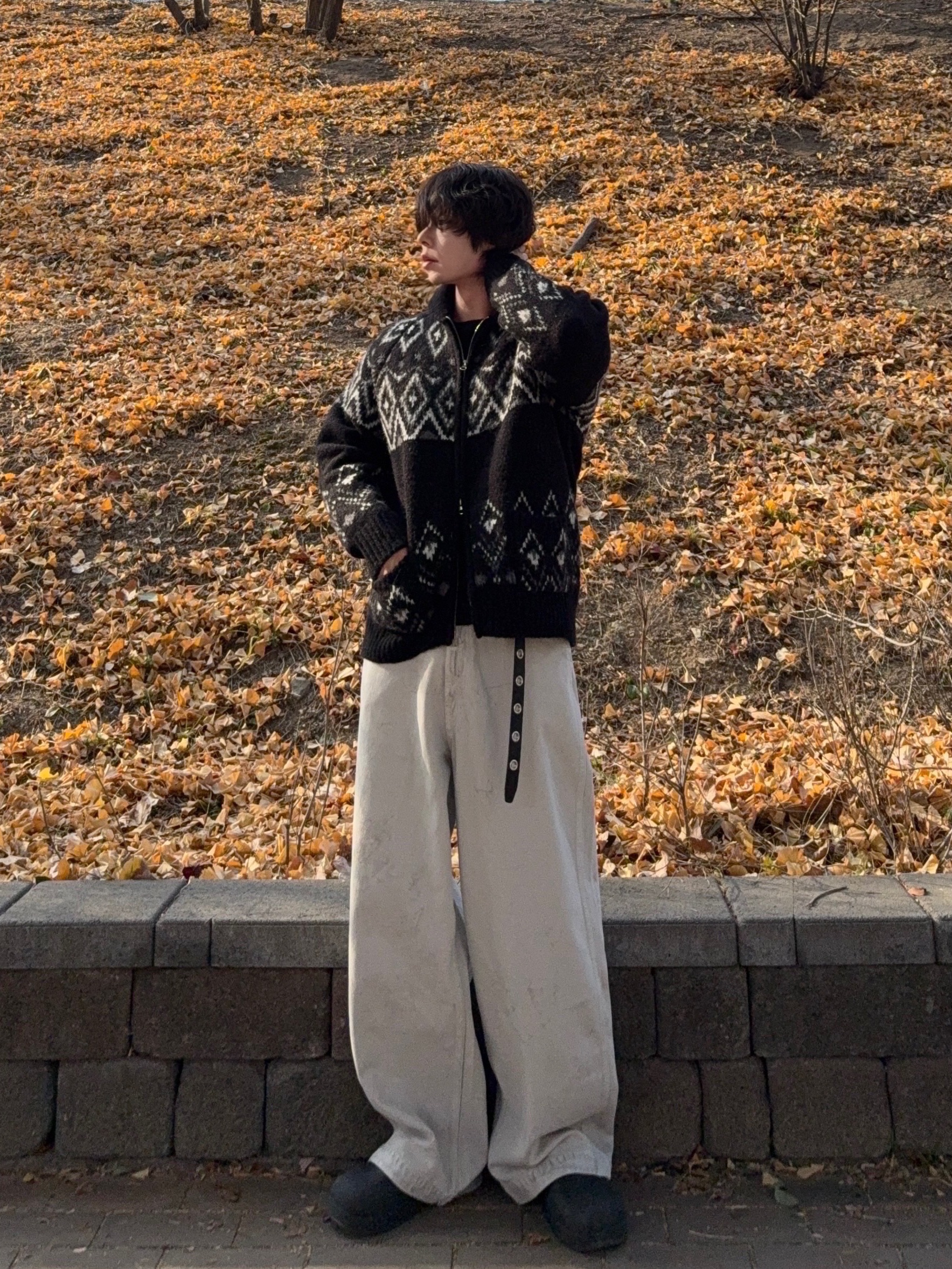 Knitted Bulky Wool Diamond Zip Up Black 착용 스타일