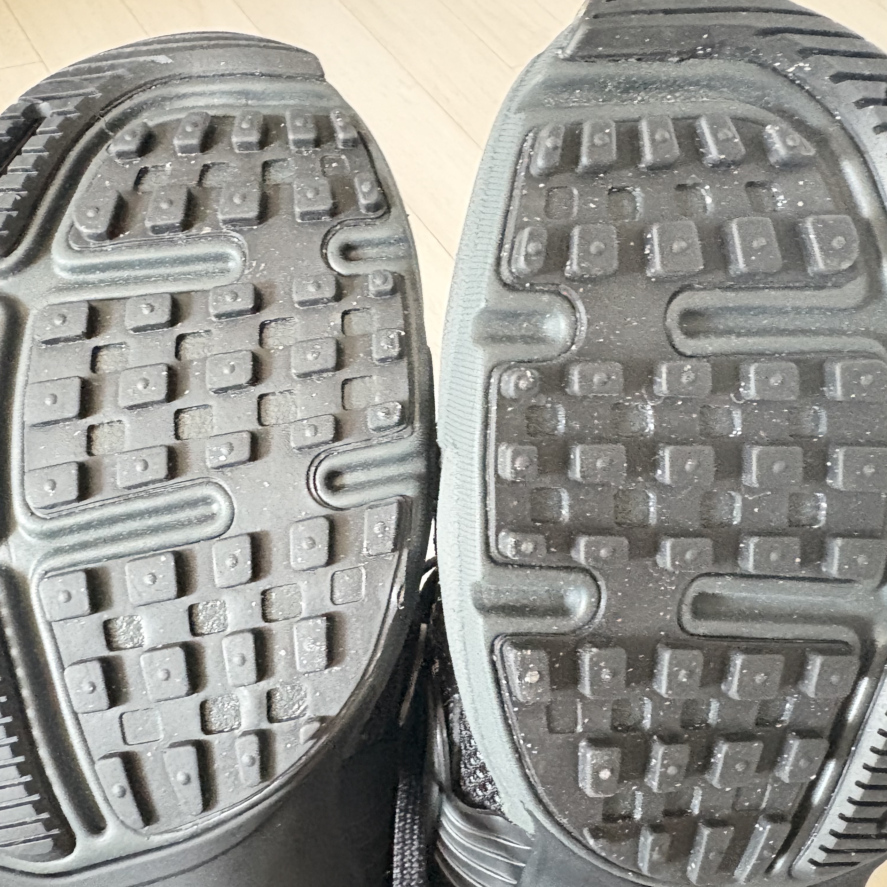 Nike V2K Run Black Anthracite 착용 스타일 - 2