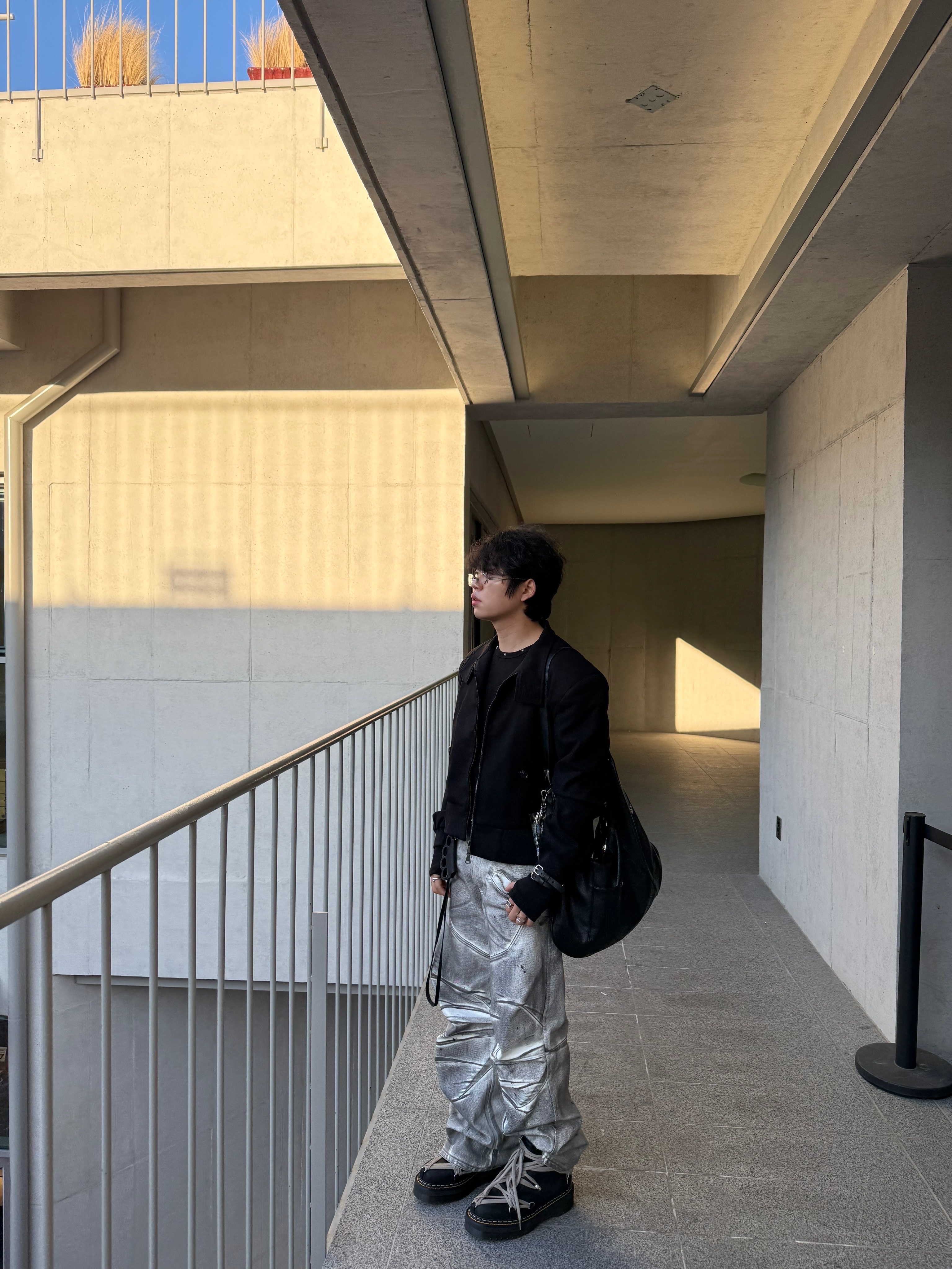 DIRT NAP Double Bind Bracelet Silver, Dr. Martens x Rick Owens 1460 Quad Sole Mega Lace Boots Black 착용 스타일 - 3