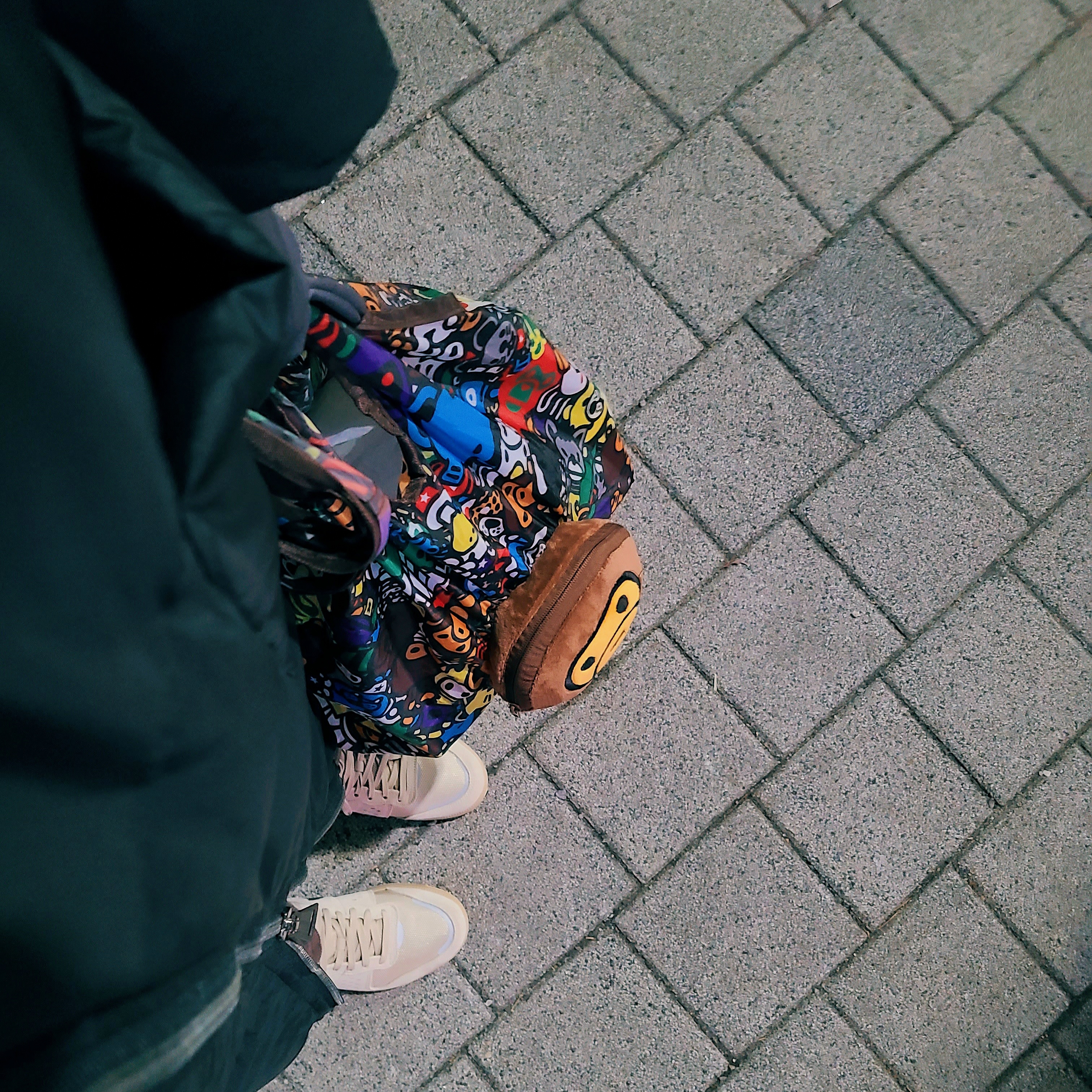 Starbucks x BAPE Baby Milo Foldable Bag, Nike C1TY Desert Khaki Parachute Beige 착용 스타일 - 2