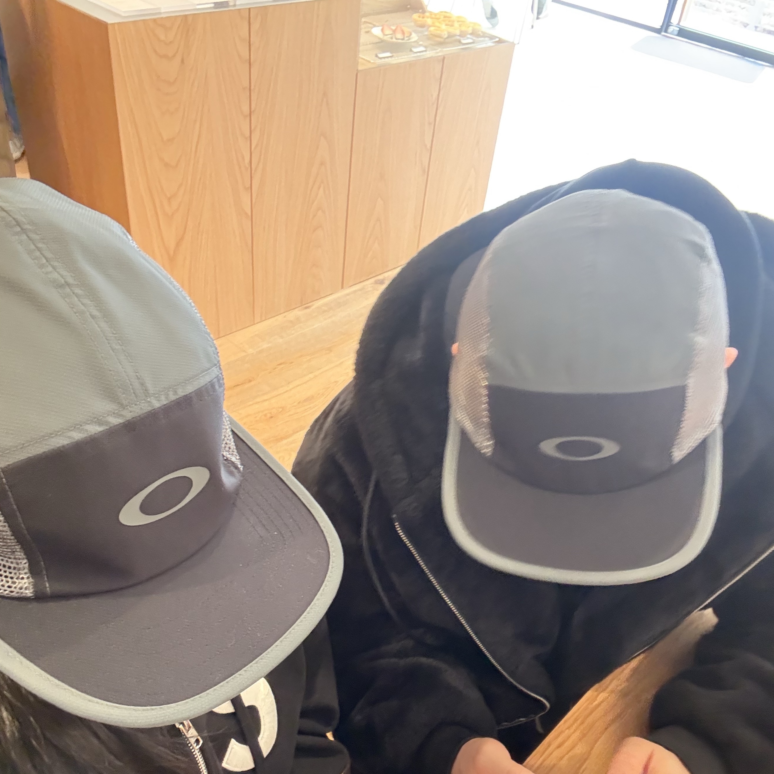 Oakley Latitude Arc Cap Blackout 착용 스타일