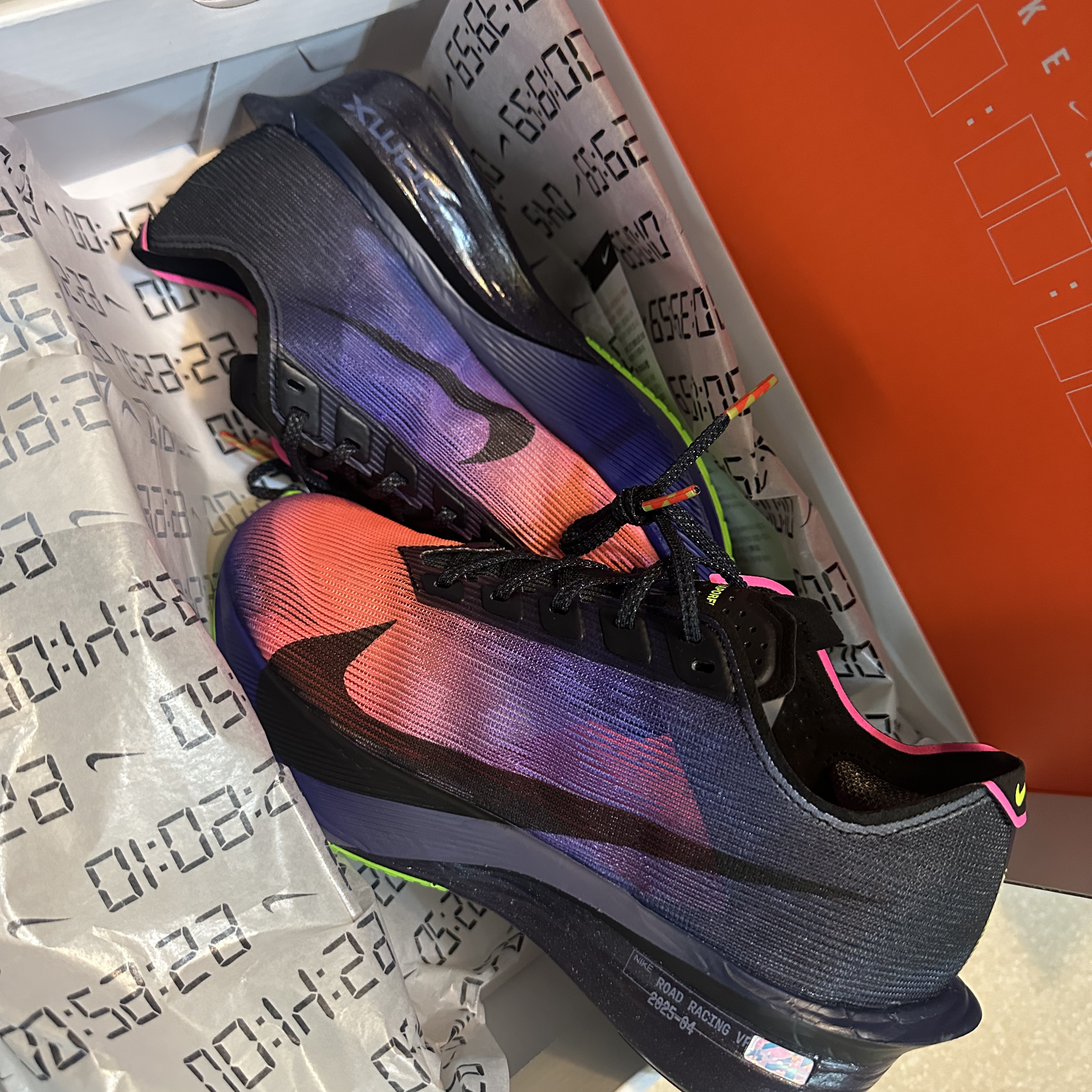 (W) Nike ZoomX Vaporfly Next% 4 Dark Obsidian Purple Dynasty 착용 스타일 - 2