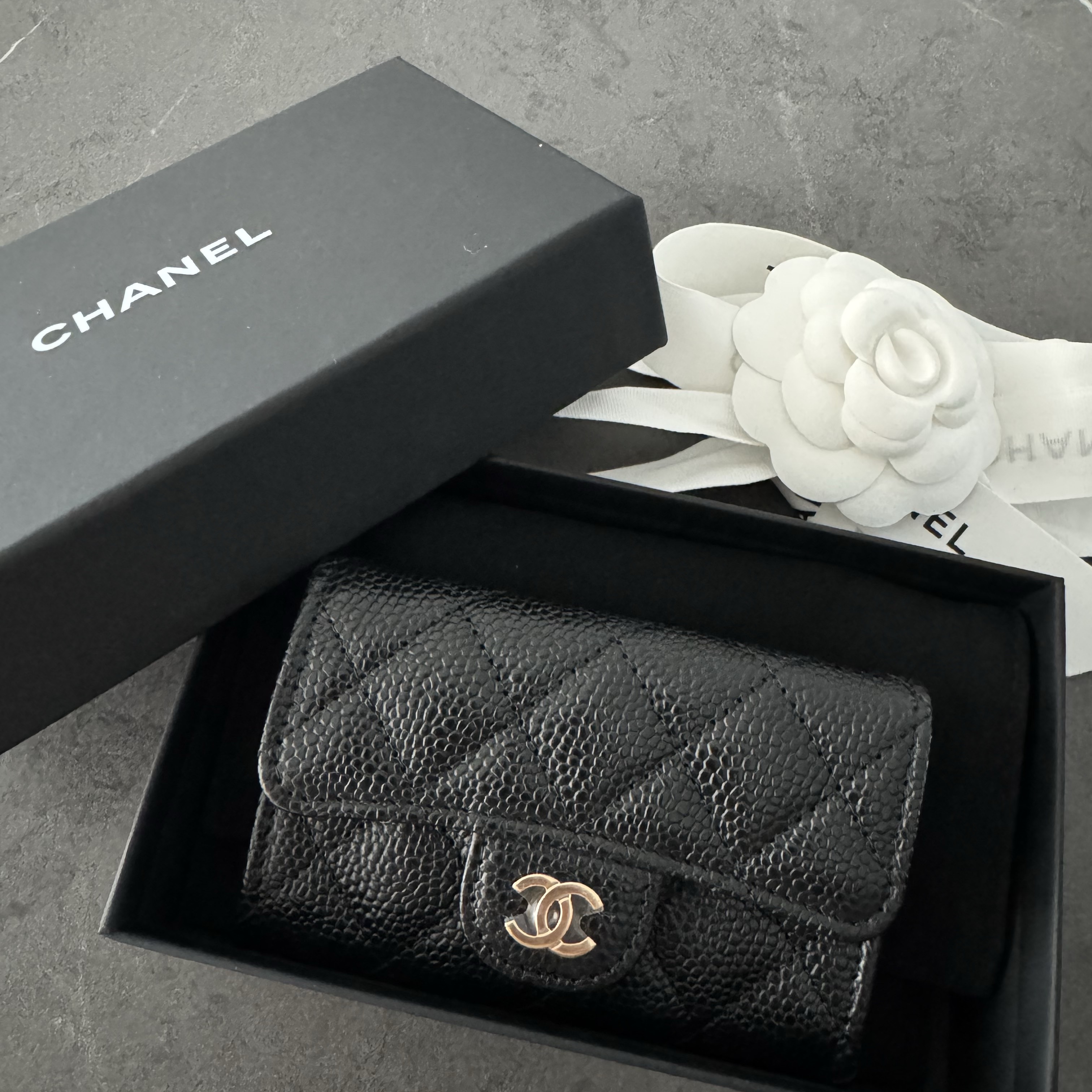 Chanel Classic Card Holder Grained Calfskin & Gold Black 착용 스타일