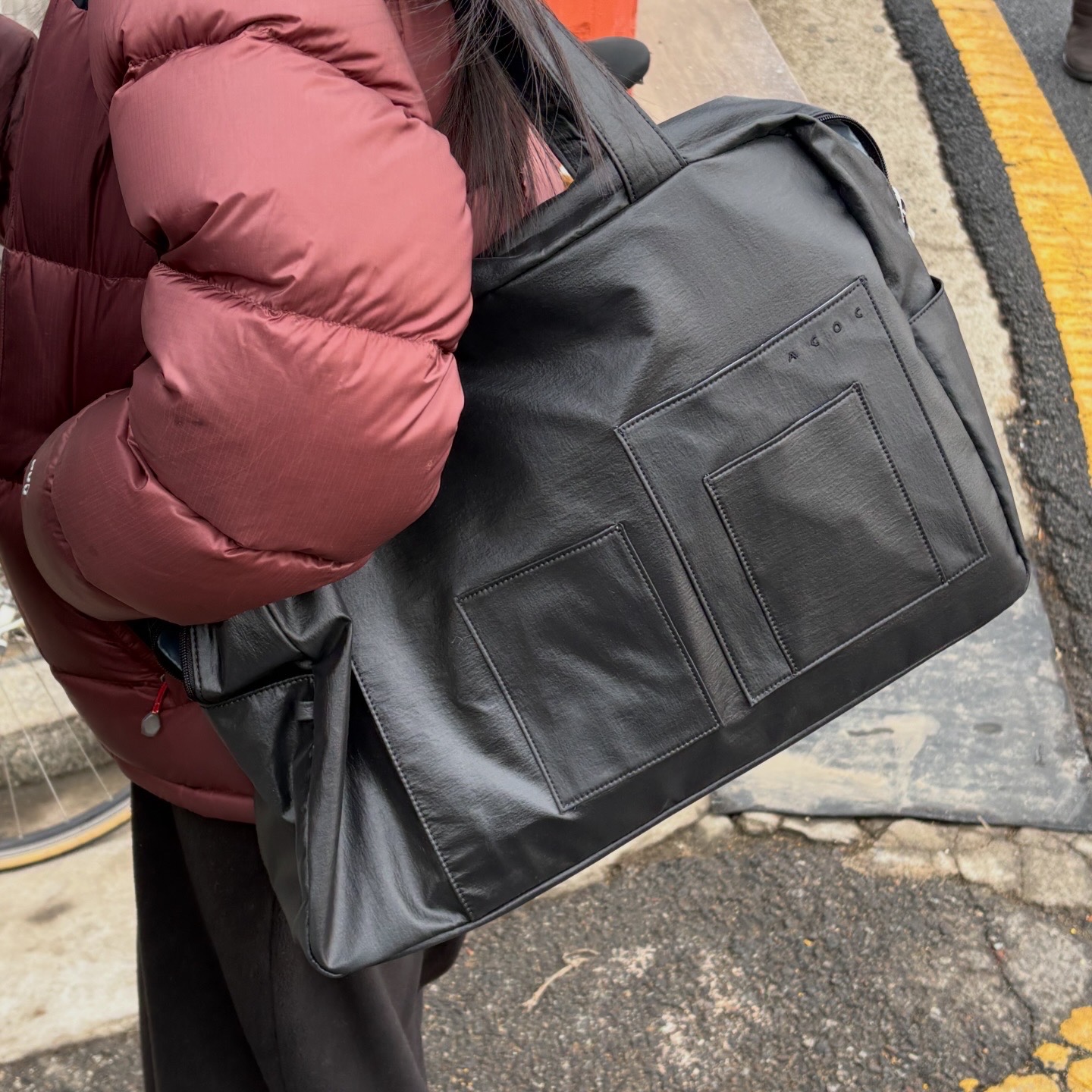 ACOC Glossy Grid Duffle L Bag Brown, ACOC Glossy Grid Duffle L Bag Black 착용 스타일 - 2