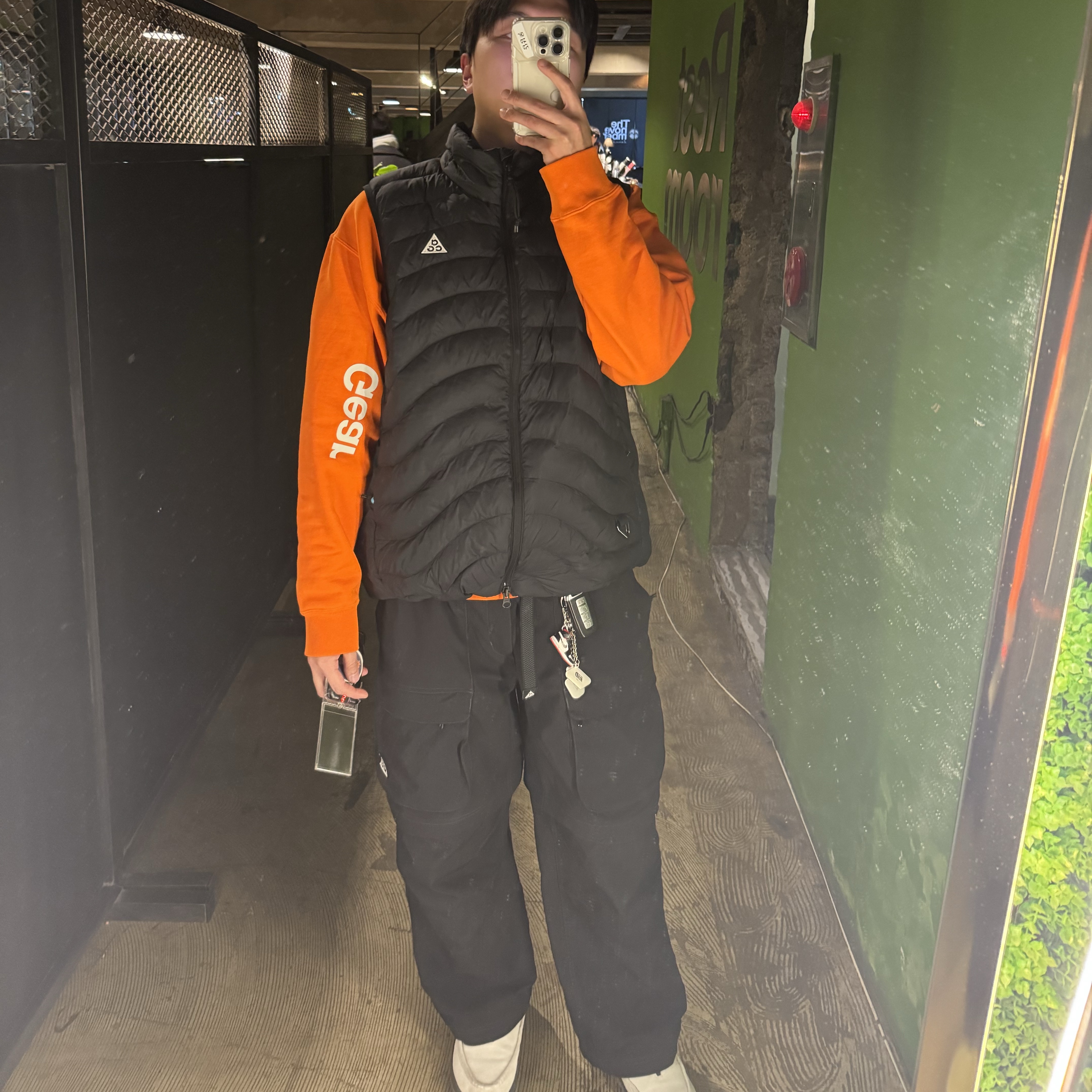 Nike ACG Tuff Fleece Therma-Fit Pullover Crewneck Sweatshirt Safety Orange - Asia, Nike ACG Smith Summit Zip Cargo Pants Black Anthracite - Asia 착용 스타일