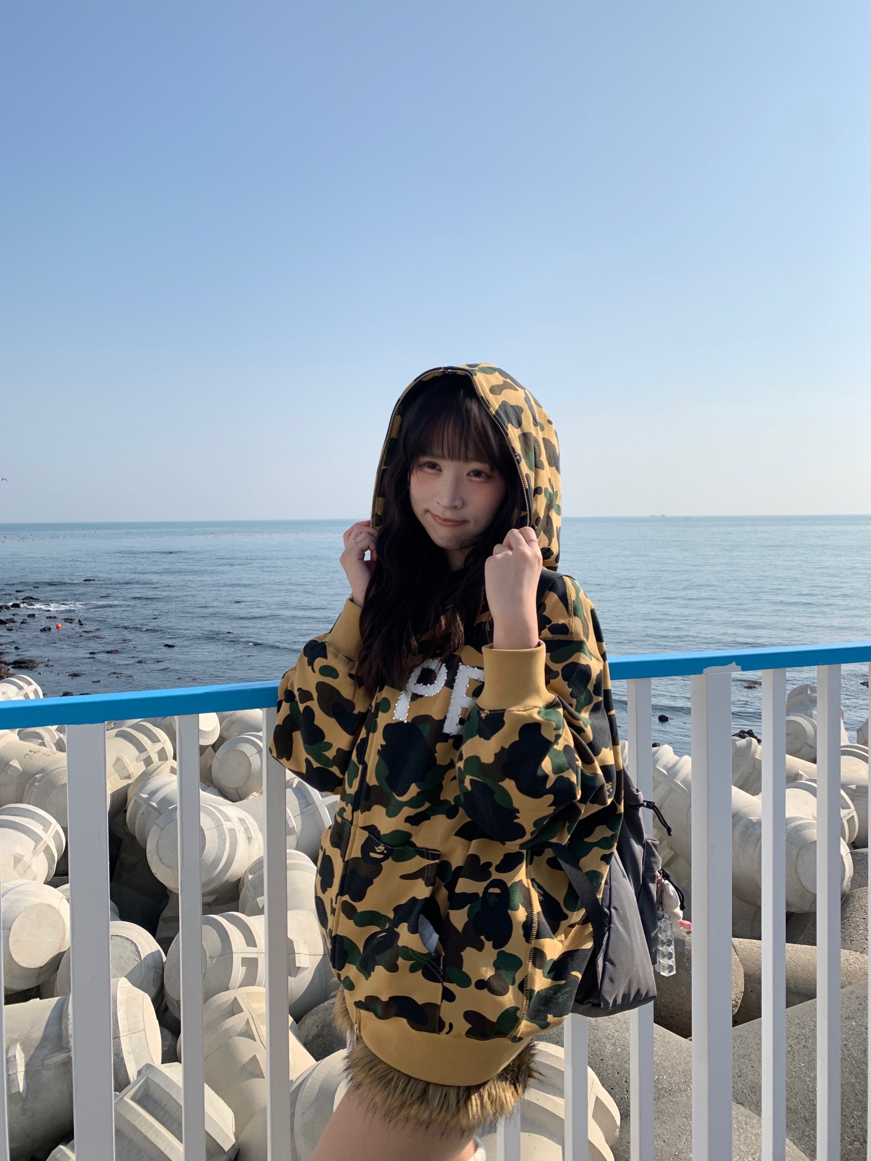 BAPE 1st Camo Bape Logo Rhinestone Relaxed Fit Full Zip Hoodie Yellow 착용 스타일 - 2
