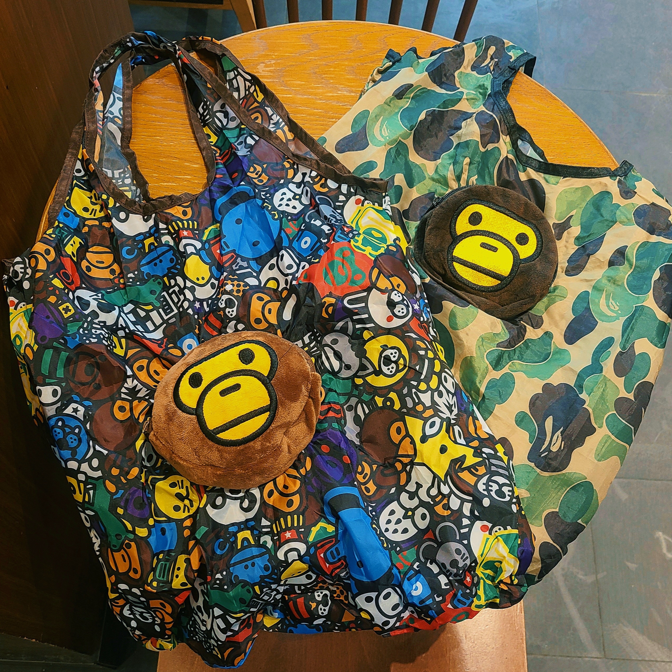 Starbucks x BAPE Baby Milo Foldable Bag 착용 스타일 - 1
