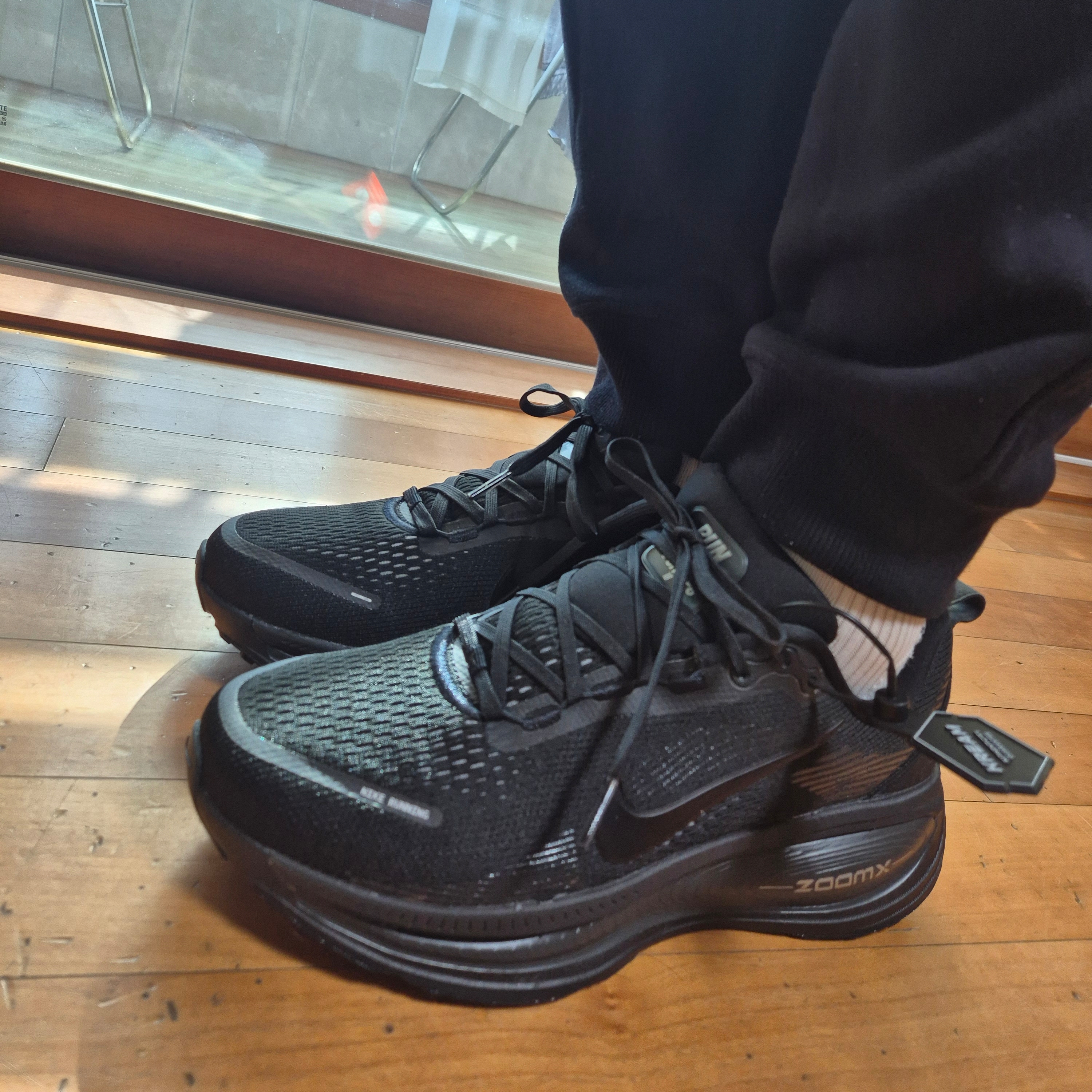 Nike Vomero 18 Black Dark Smoke Grey 착용 스타일