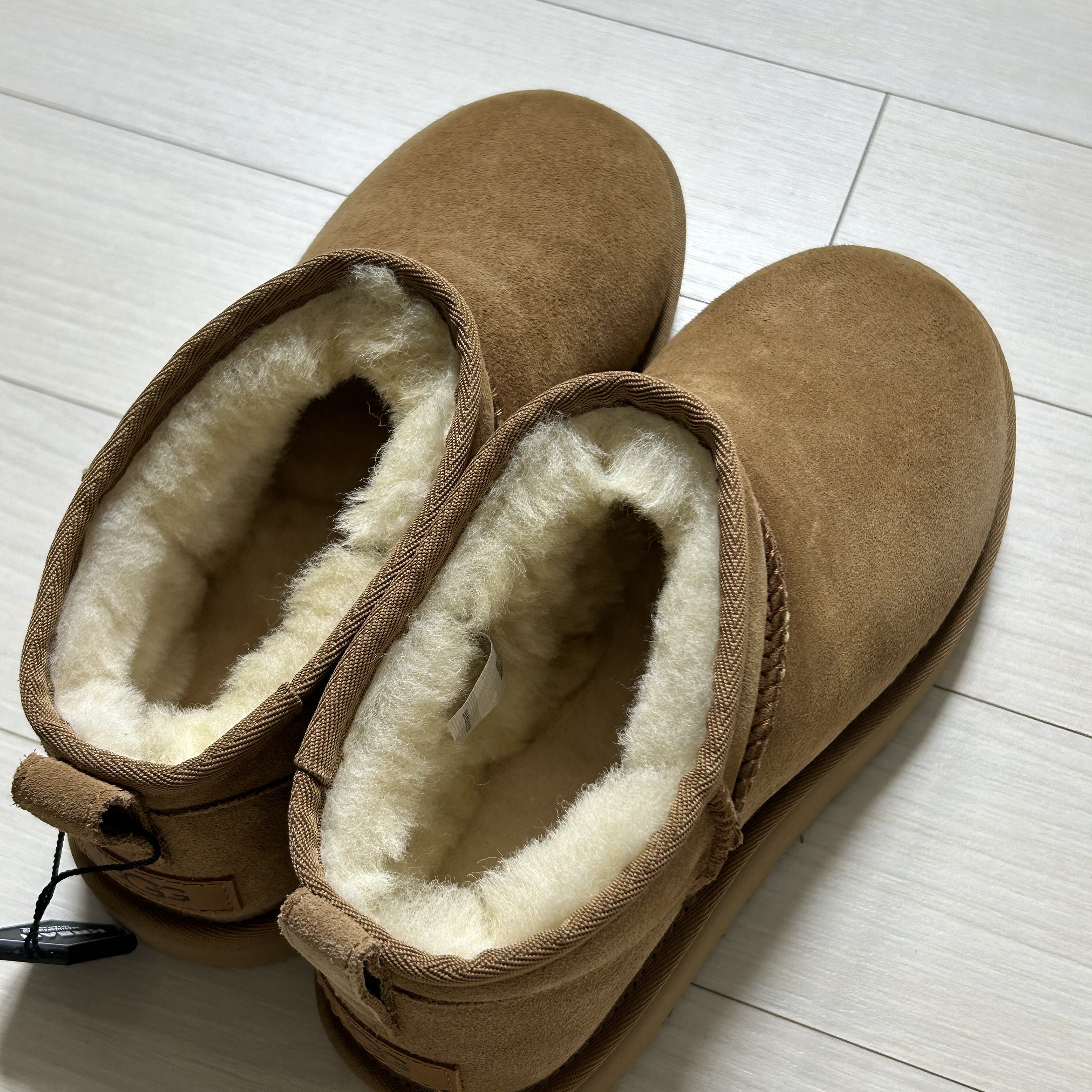 (W) UGG Classic Ultra Mini Boots Chestnut 착용 스타일 - 2
