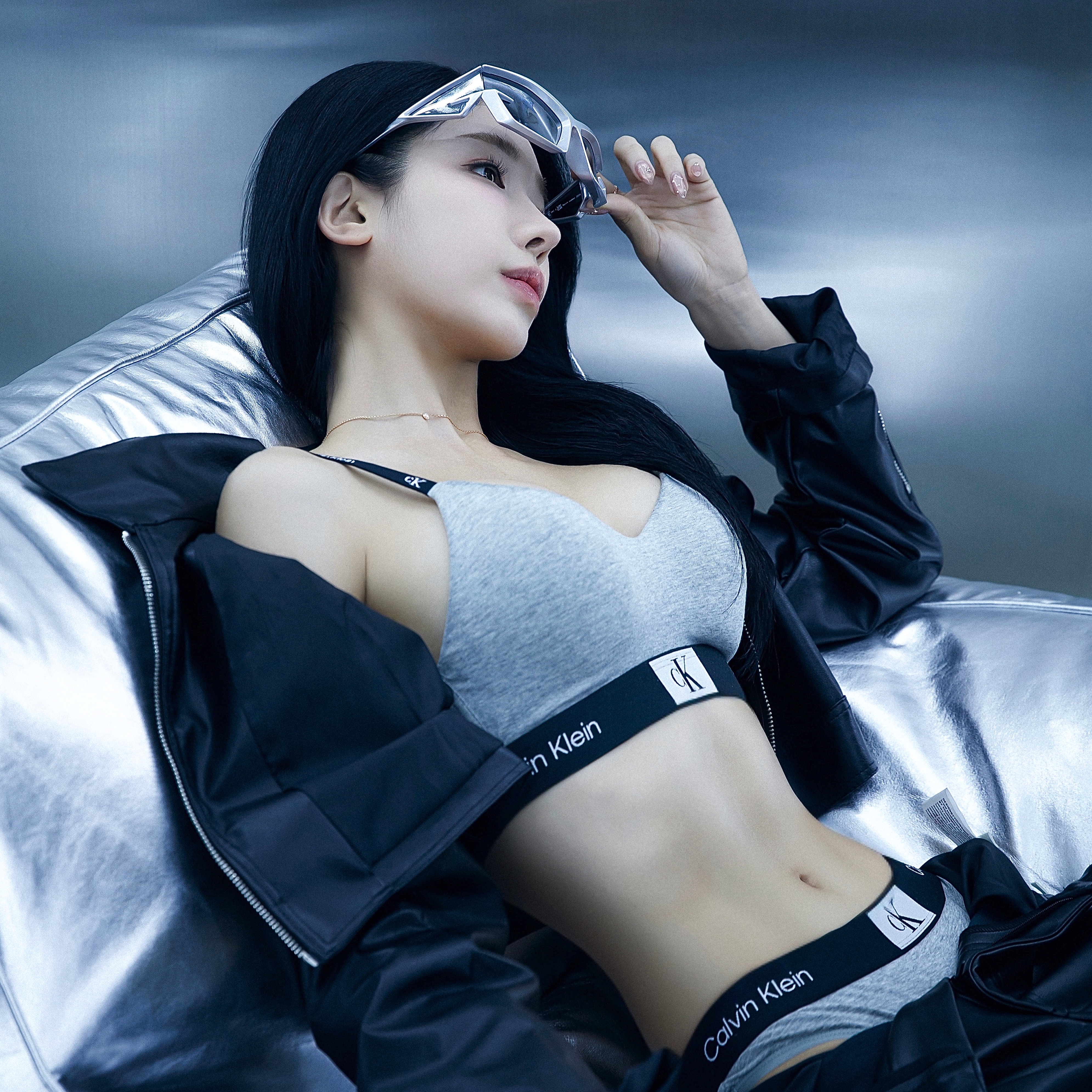 (W) Calvin Klein 96 Bralette Grey Heather, (W) Calvin Klein 96 Thong Grey Heather 착용 스타일 - 2