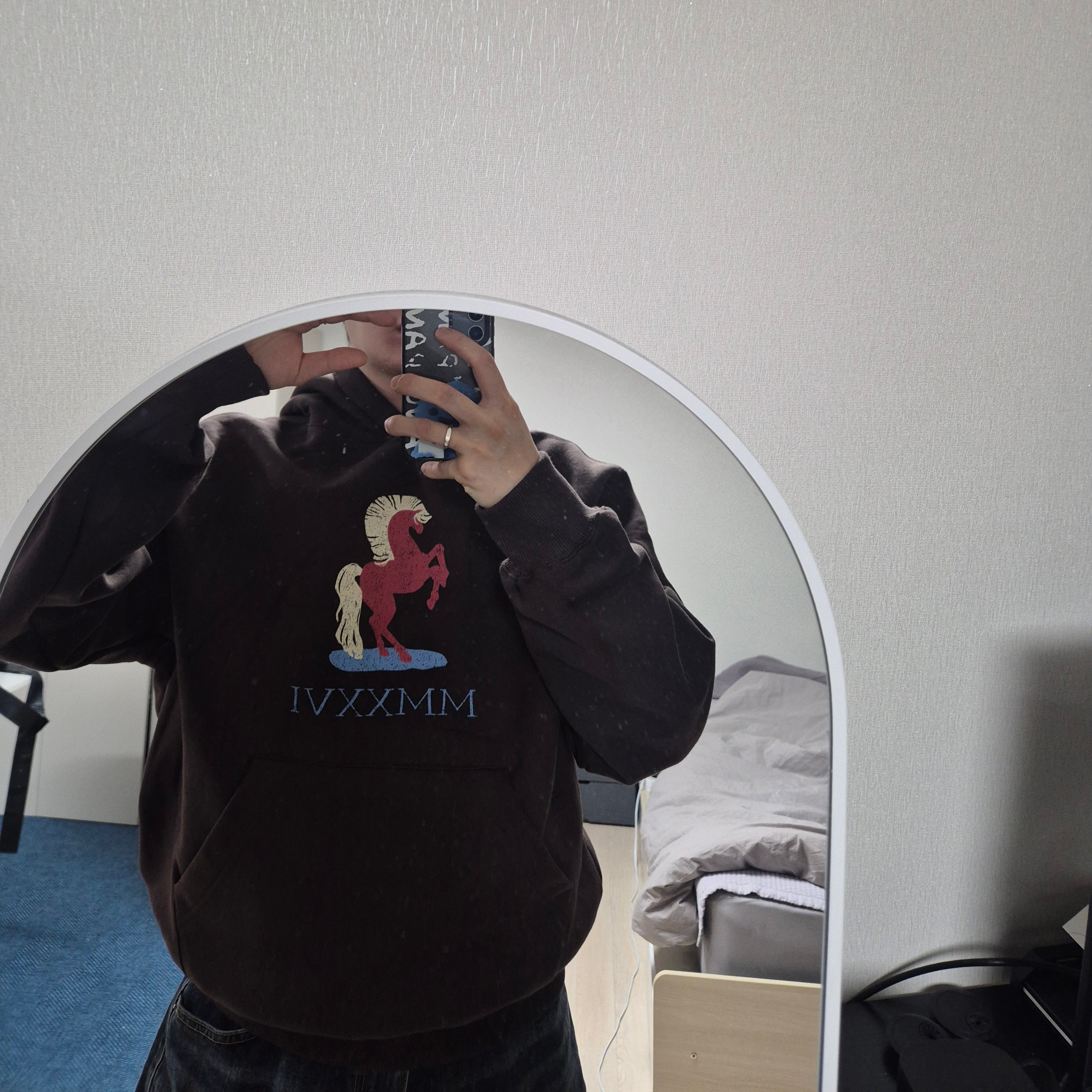 IAB Studio Red Horse Hoodie Brown 착용 스타일 - 1