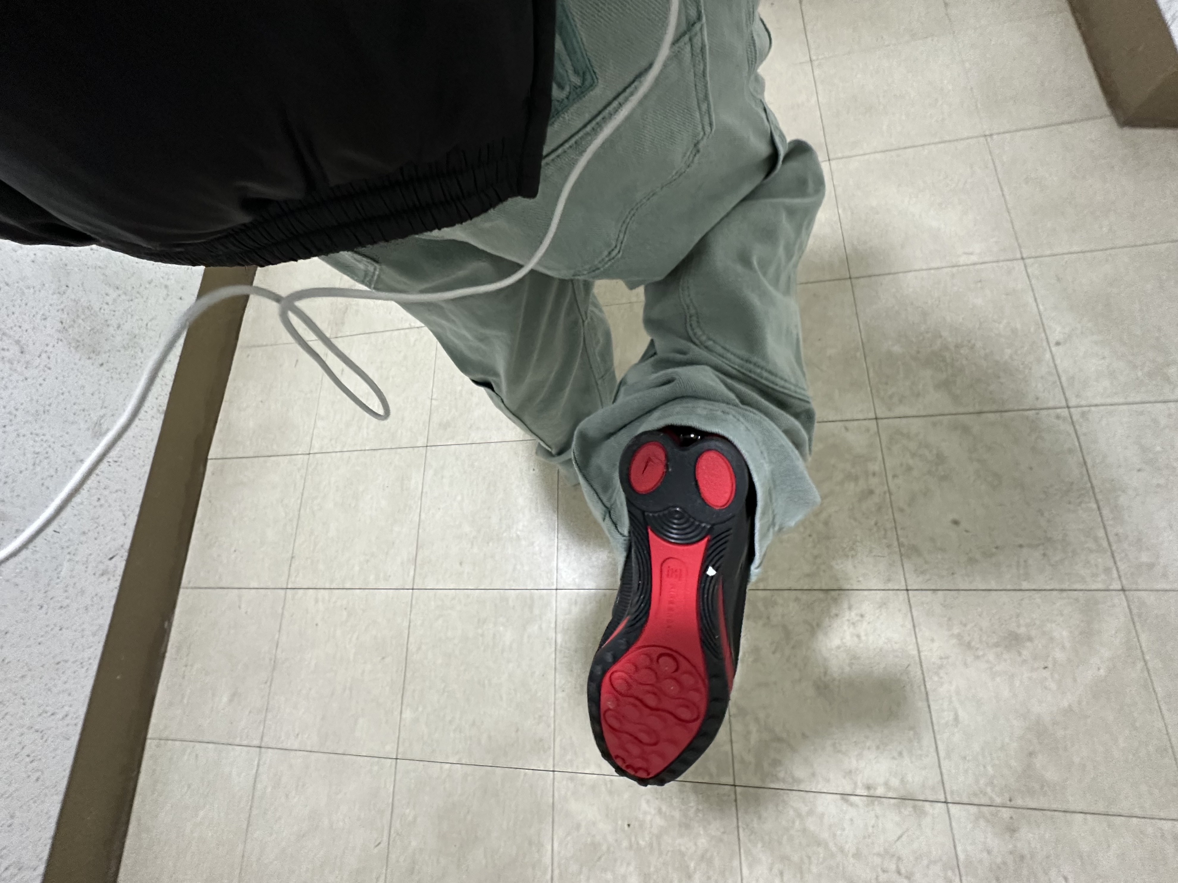 (W) Nike Shox Z Black University Red, Sansan Gear Washing Denim Pants Blue 착용 스타일 - 1
