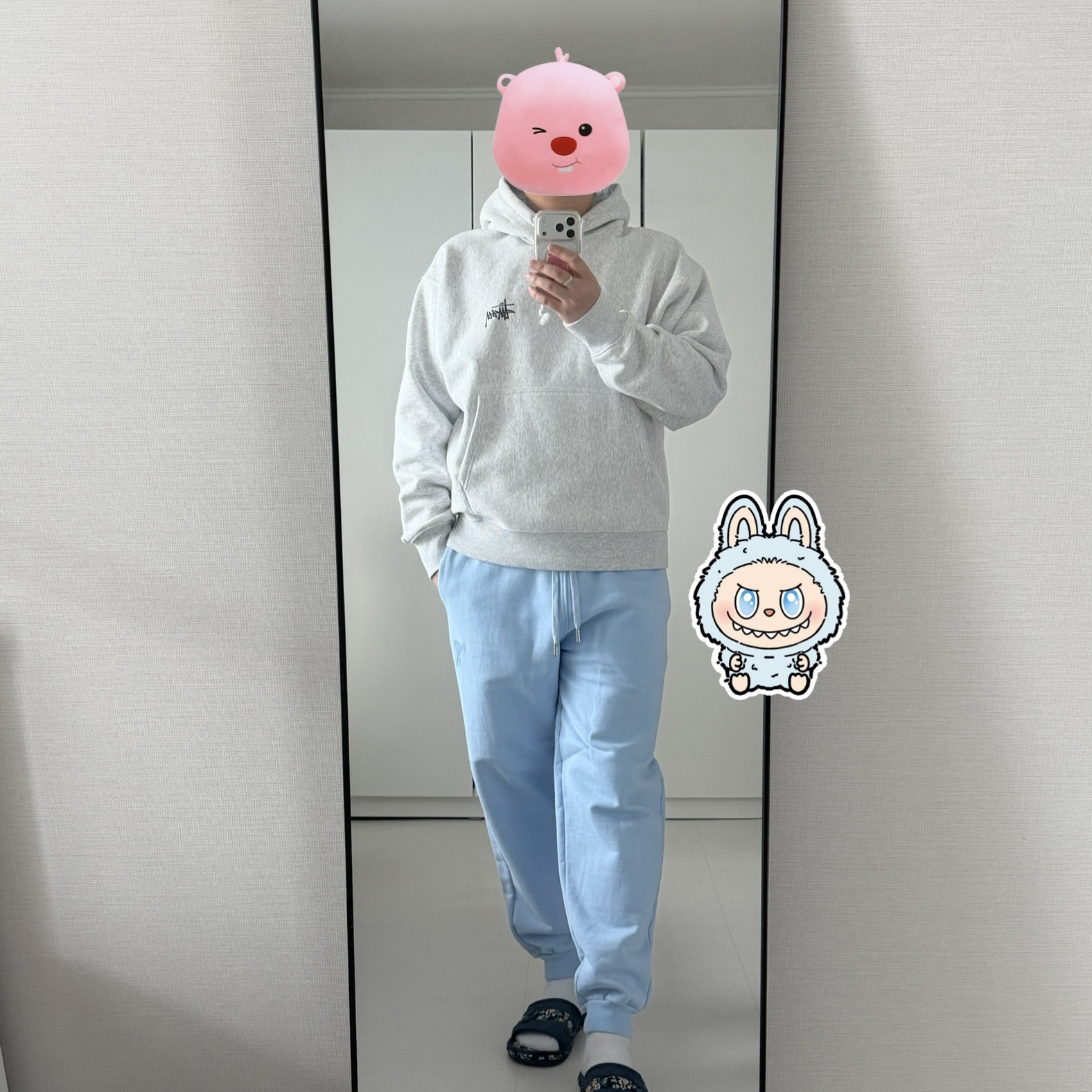 Stussy Basic Stussy Hoodie Ash Heather, AMI de Coeur Track Pants Sky Blue 착용 스타일 - 1