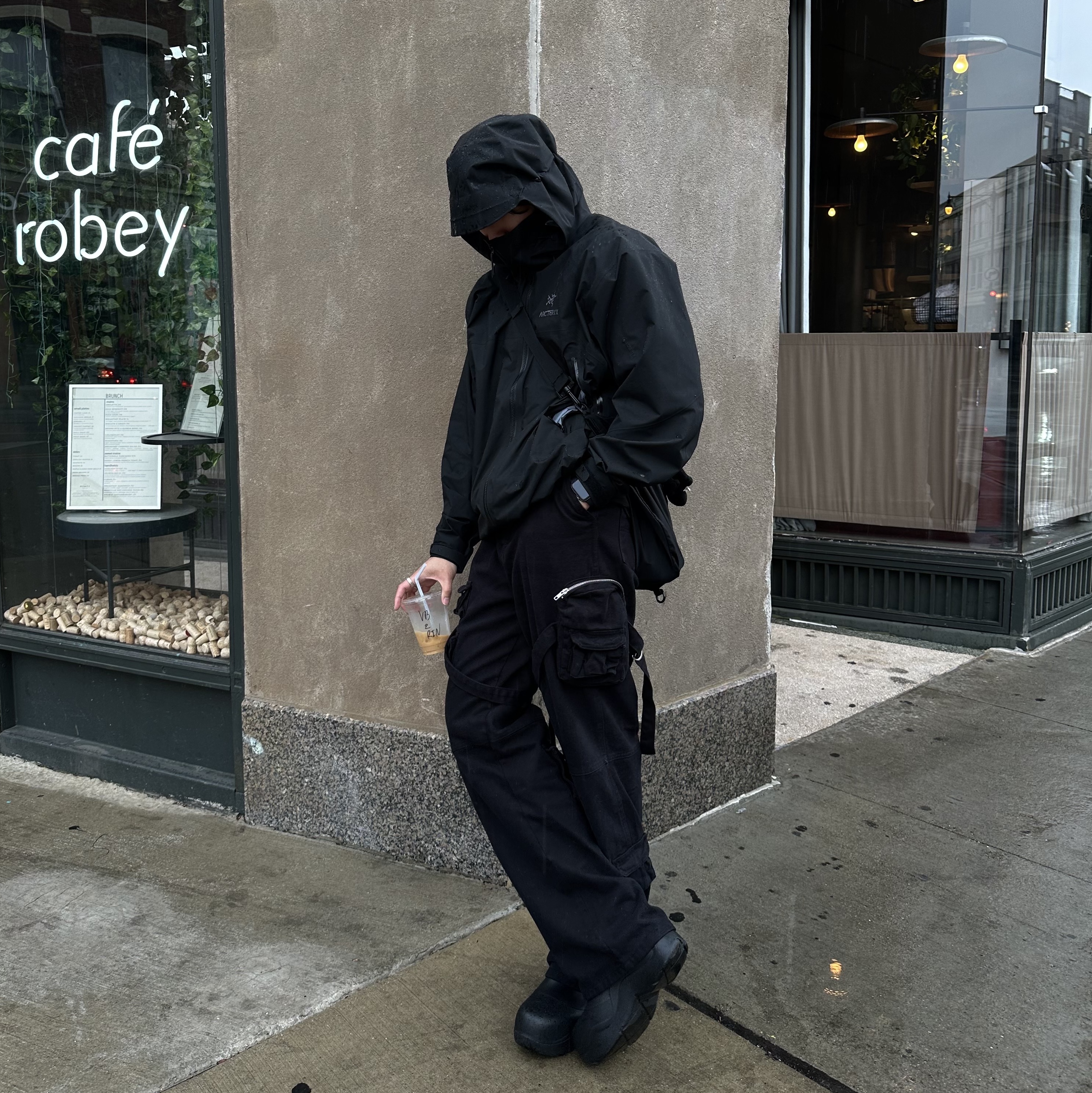 Bottega Veneta Puddle Ankle Boots Black, Arc'teryx Beta AR Jacket Black 착용 스타일