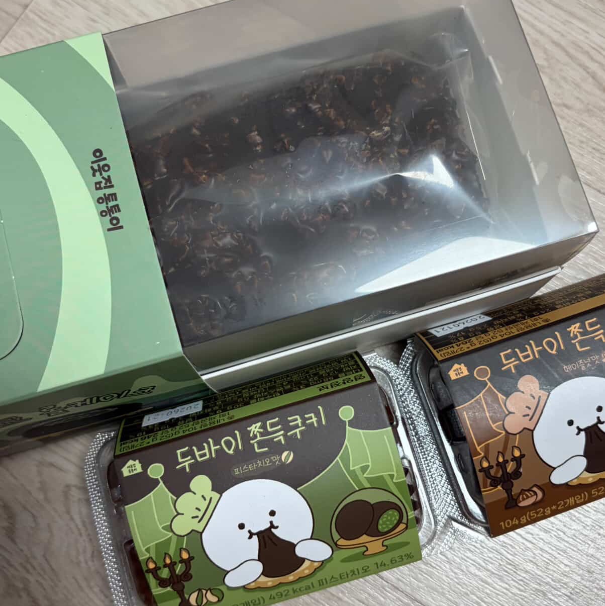 [KREAM 단독] tongtonge Dubai Style Chocolate Roll Cake 착용 스타일