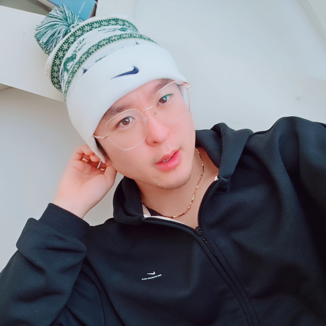 Nike Peak Winter Wonderland Beanie Sail Midnight Navy, Nike Standard Issue Therma-Fit Full-Zip Basketball Hoodie Black Pale Ivory - Asia 착용 스타일