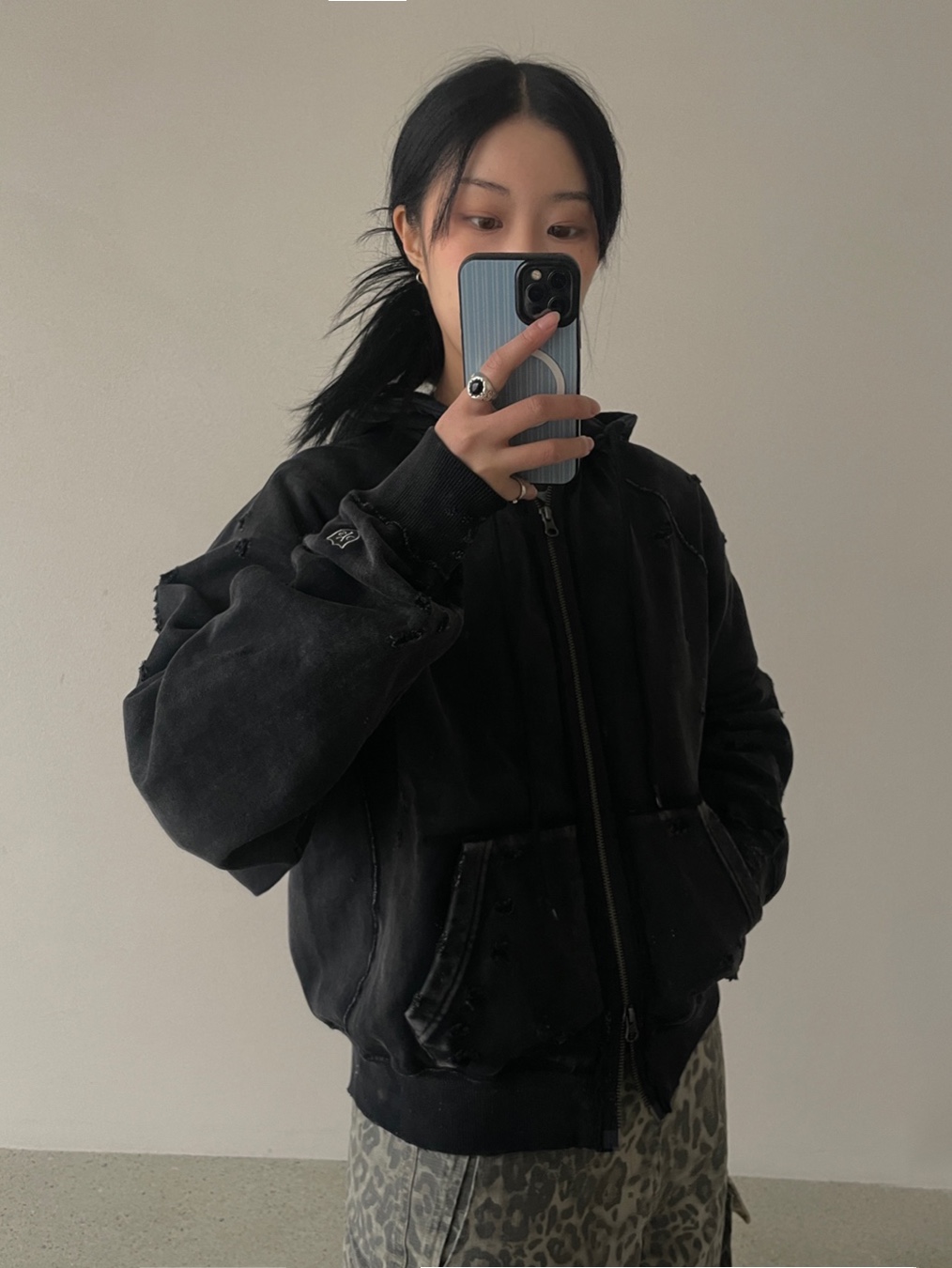 Sunday Ceremony Distressed Washed Hoodie Zip-Up - Black, Sunday Ceremony Leopard M47 Field Pants - Beige 착용 스타일