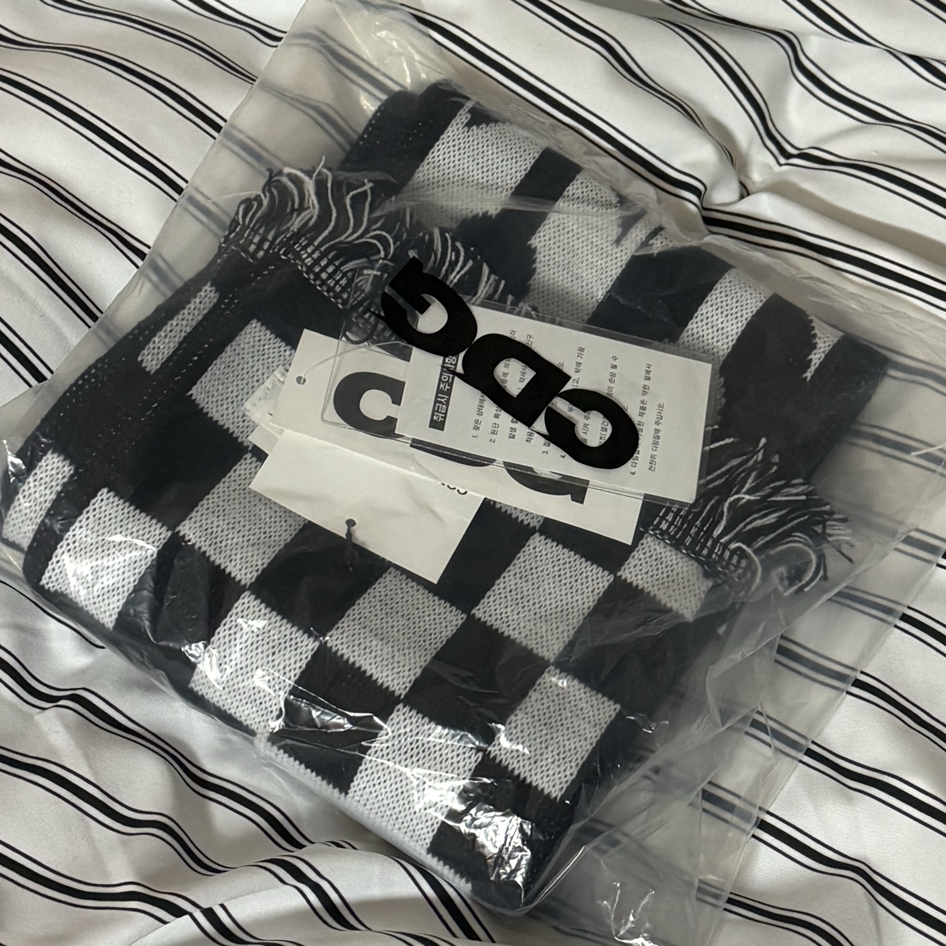 CDG Logo Check Muffler White Black 착용 스타일