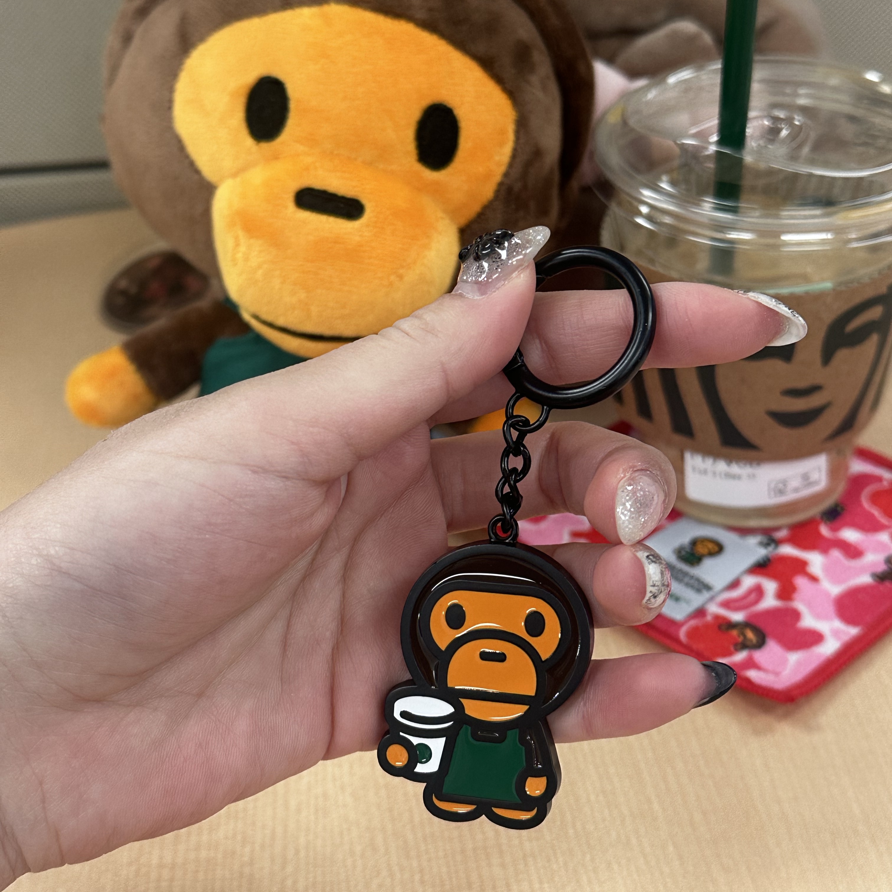 Starbucks x BAPE Baby Milo Foldable Bag, Starbucks x BAPE Baby Milo Neck Pillow 착용 스타일 - 2