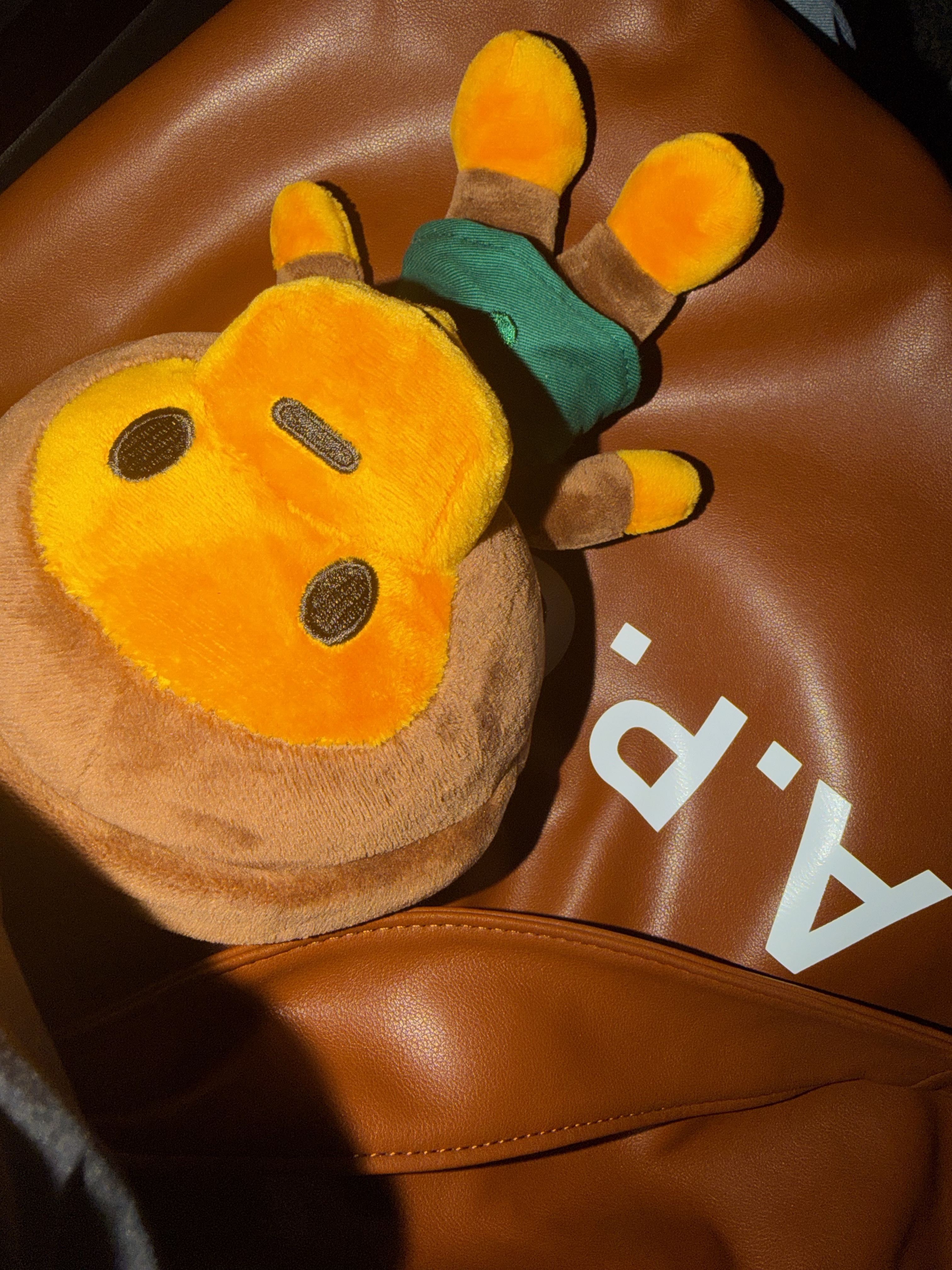 Starbucks x BAPE Baby Milo Foldable Bag, A.P.C. Ninon Tote Bag Nut Brown 착용 스타일 - 1