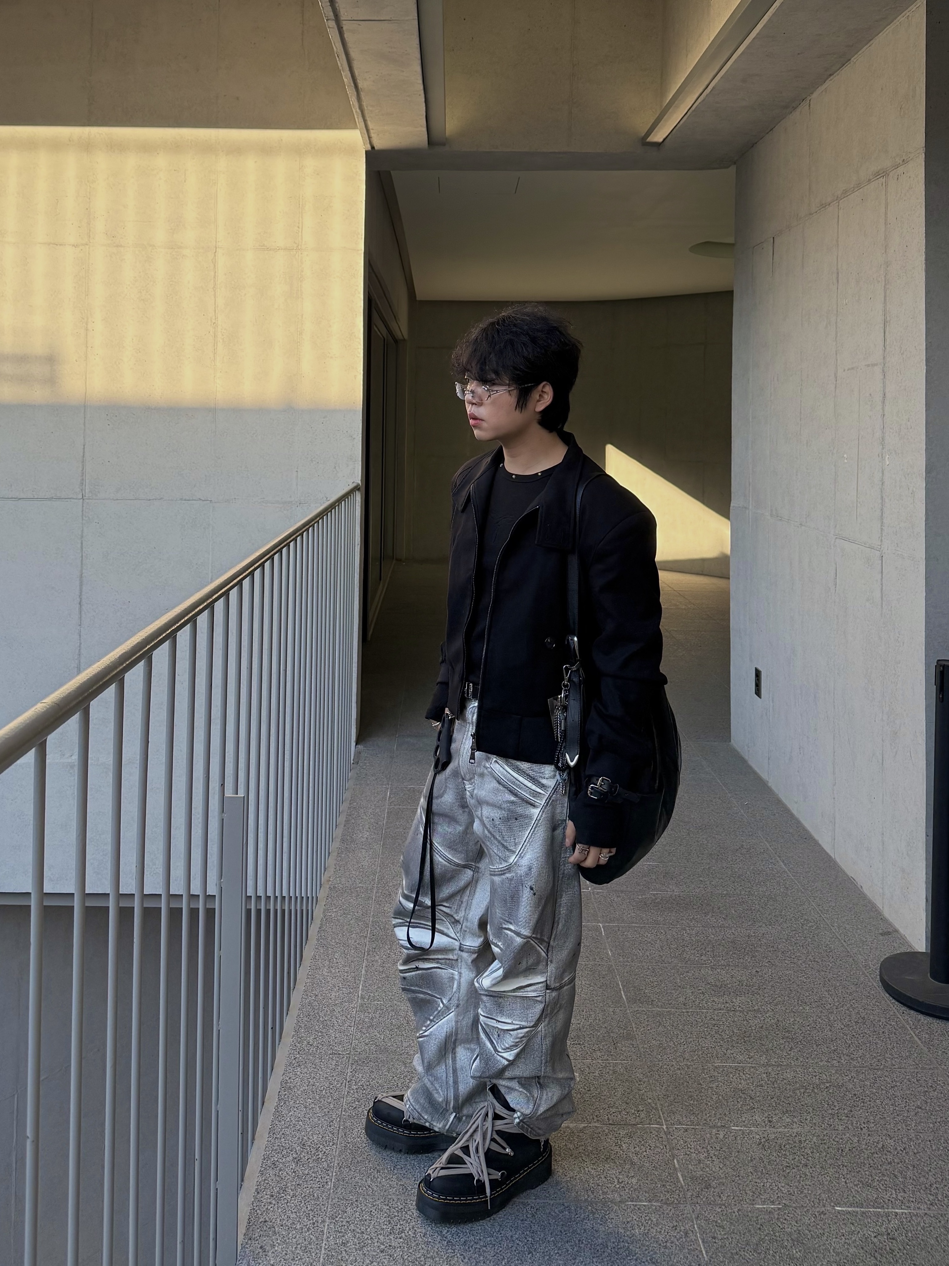DIRT NAP Double Bind Bracelet Silver, Dr. Martens x Rick Owens 1460 Quad Sole Mega Lace Boots Black 착용 스타일 - 2