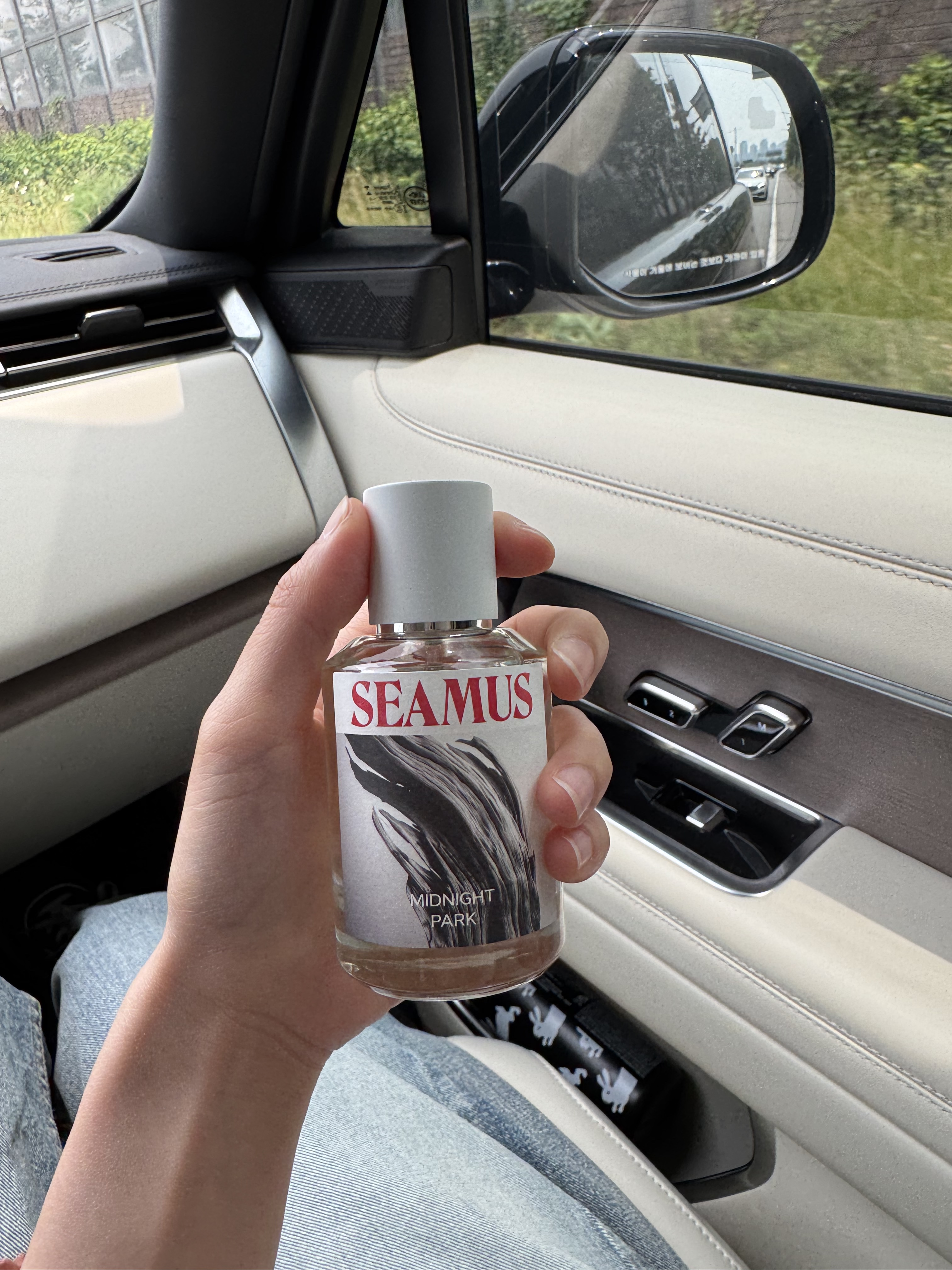 [3% 적립] SEAMUS Signature Eau de Parfum 50ml (6 Options) 착용 스타일 - 2