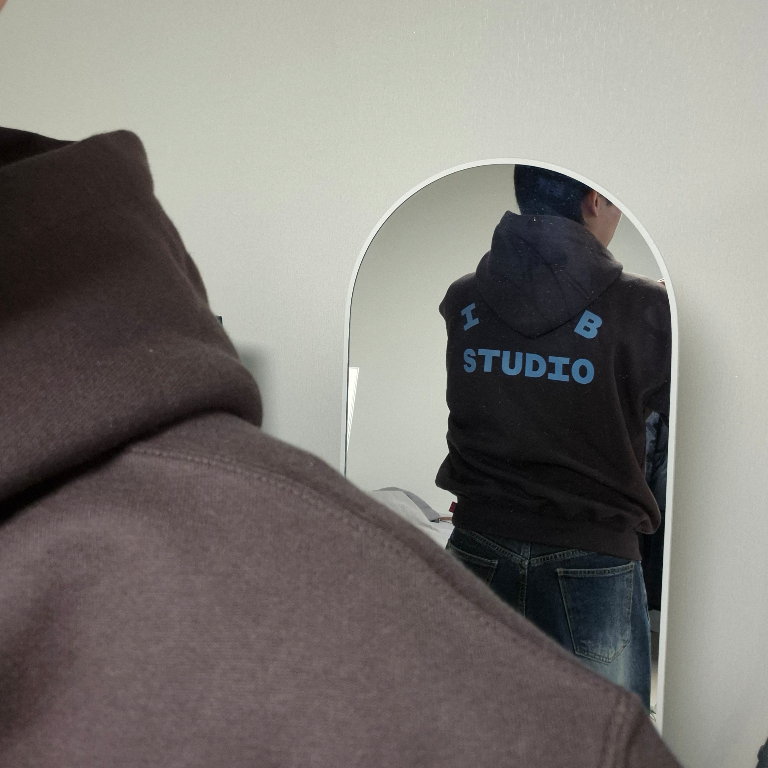 IAB Studio Red Horse Hoodie Brown 착용 스타일 - 2