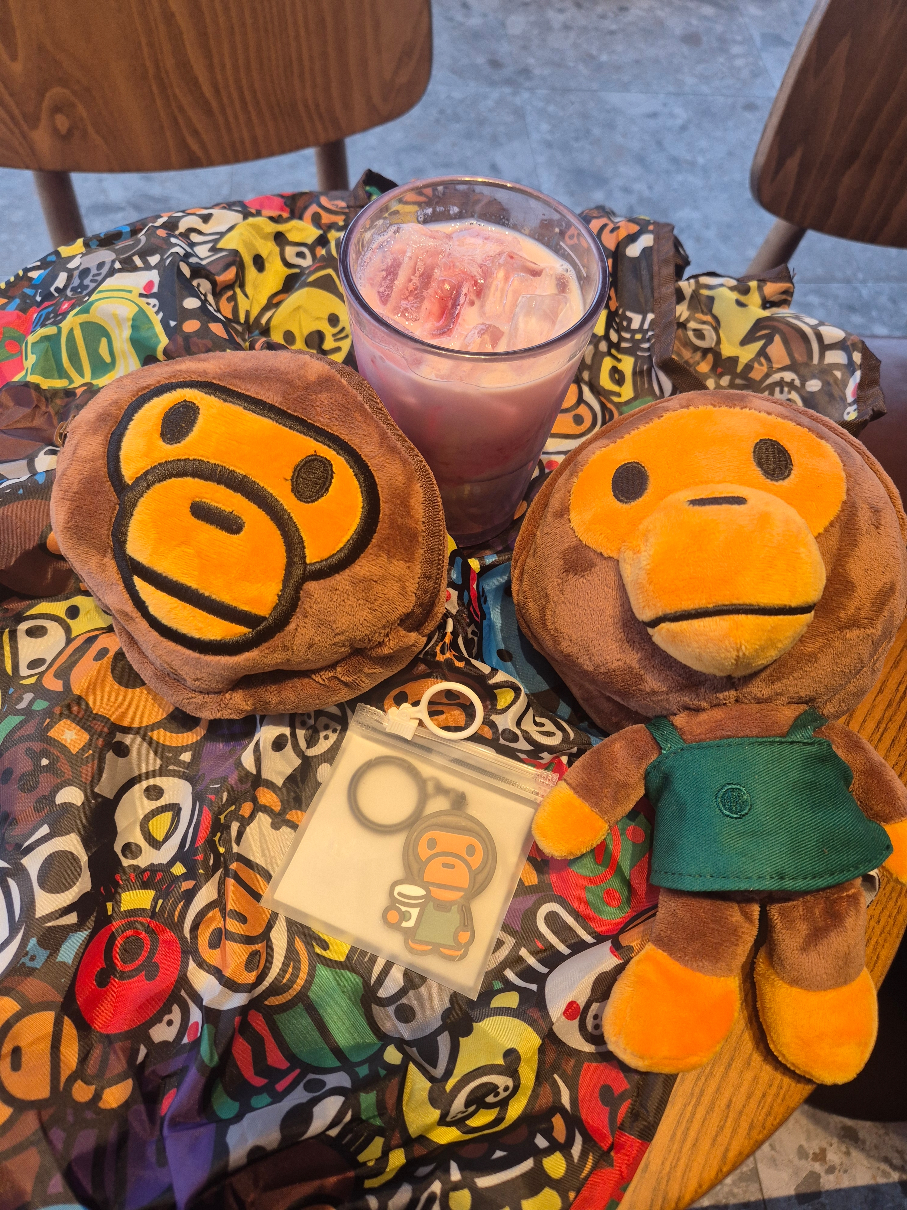 Starbucks x BAPE Baby Milo Foldable Bag, Starbucks x BAPE Baby Milo Keychain 착용 스타일