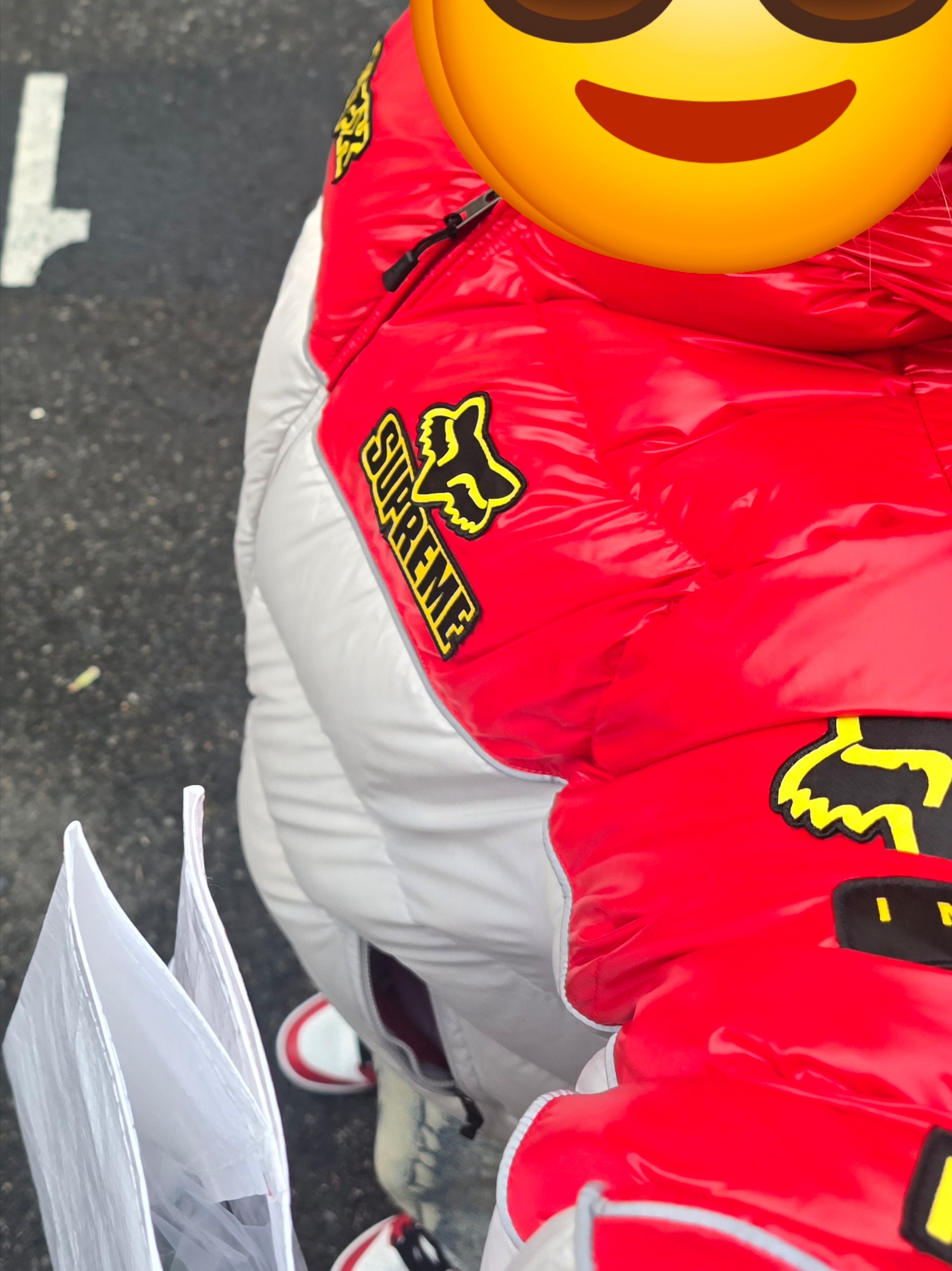 Supreme x Fox Racing Shiny Down Puffer Jacket White - 25FW, Jordan 1 Retro Low OG Chicago 착용 스타일