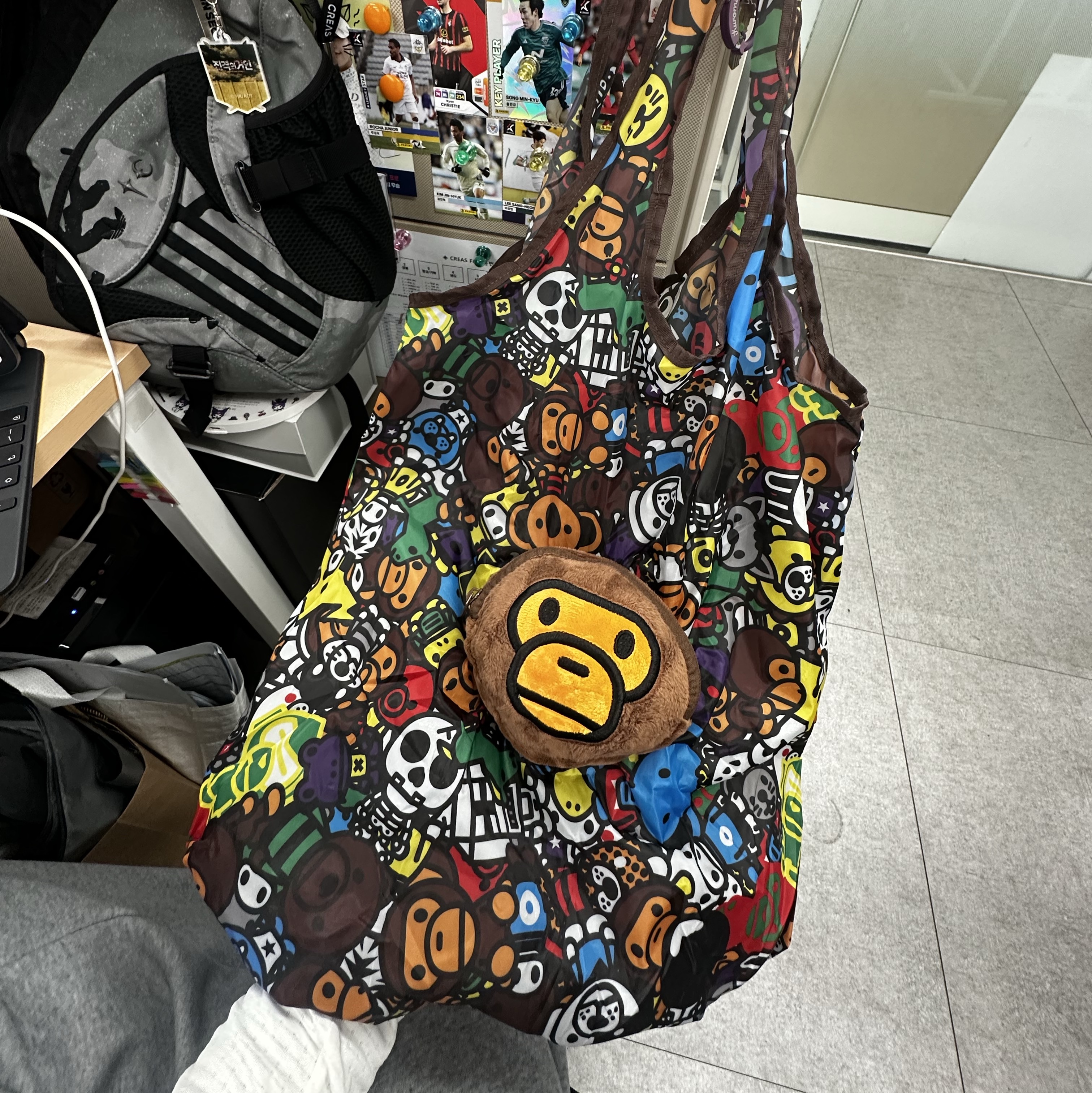 Starbucks x BAPE Baby Milo Foldable Bag, Starbucks x BAPE Baby Milo Neck Pillow 착용 스타일 - 3