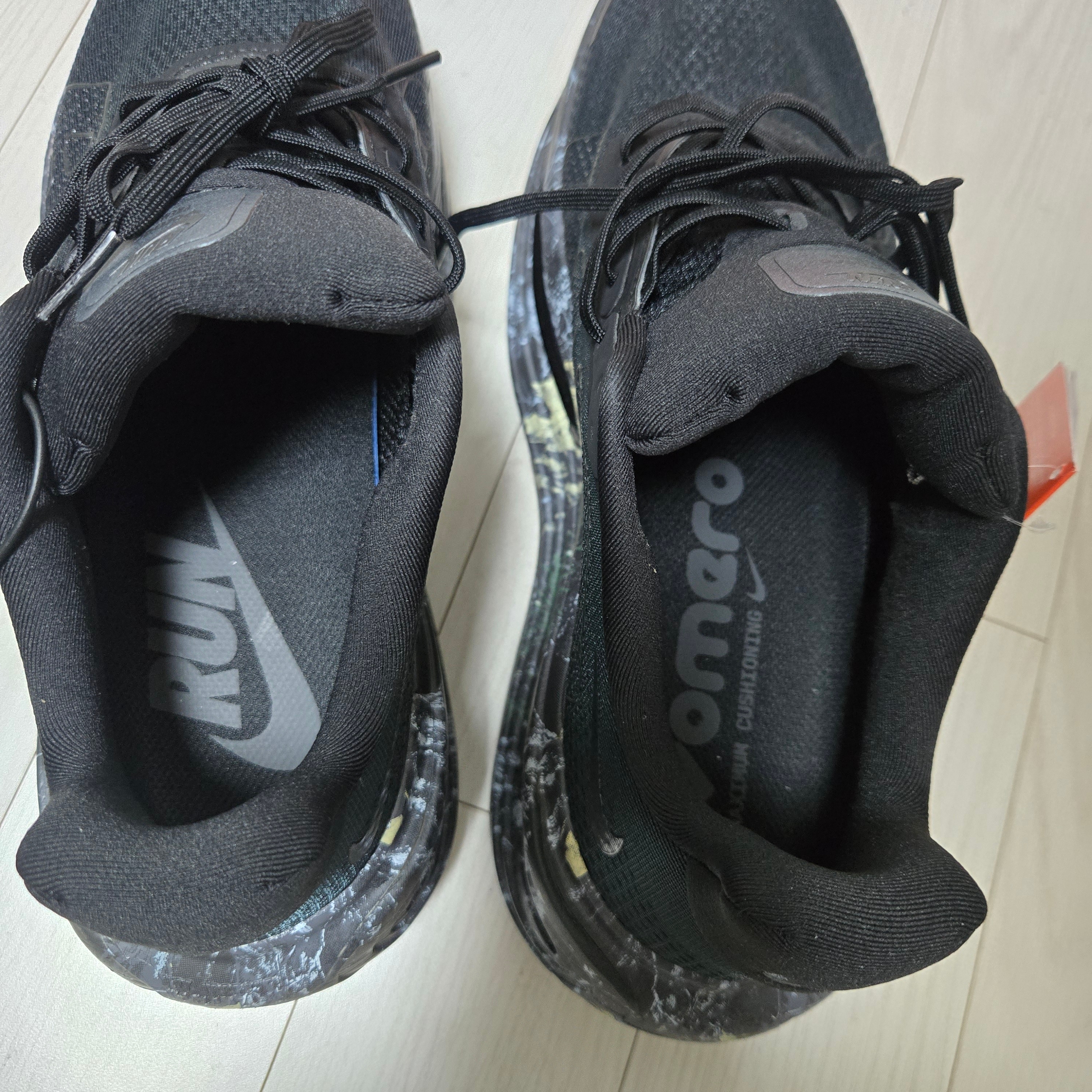 Nike Vomero Premium Black Dark Smoke Grey 착용 스타일
