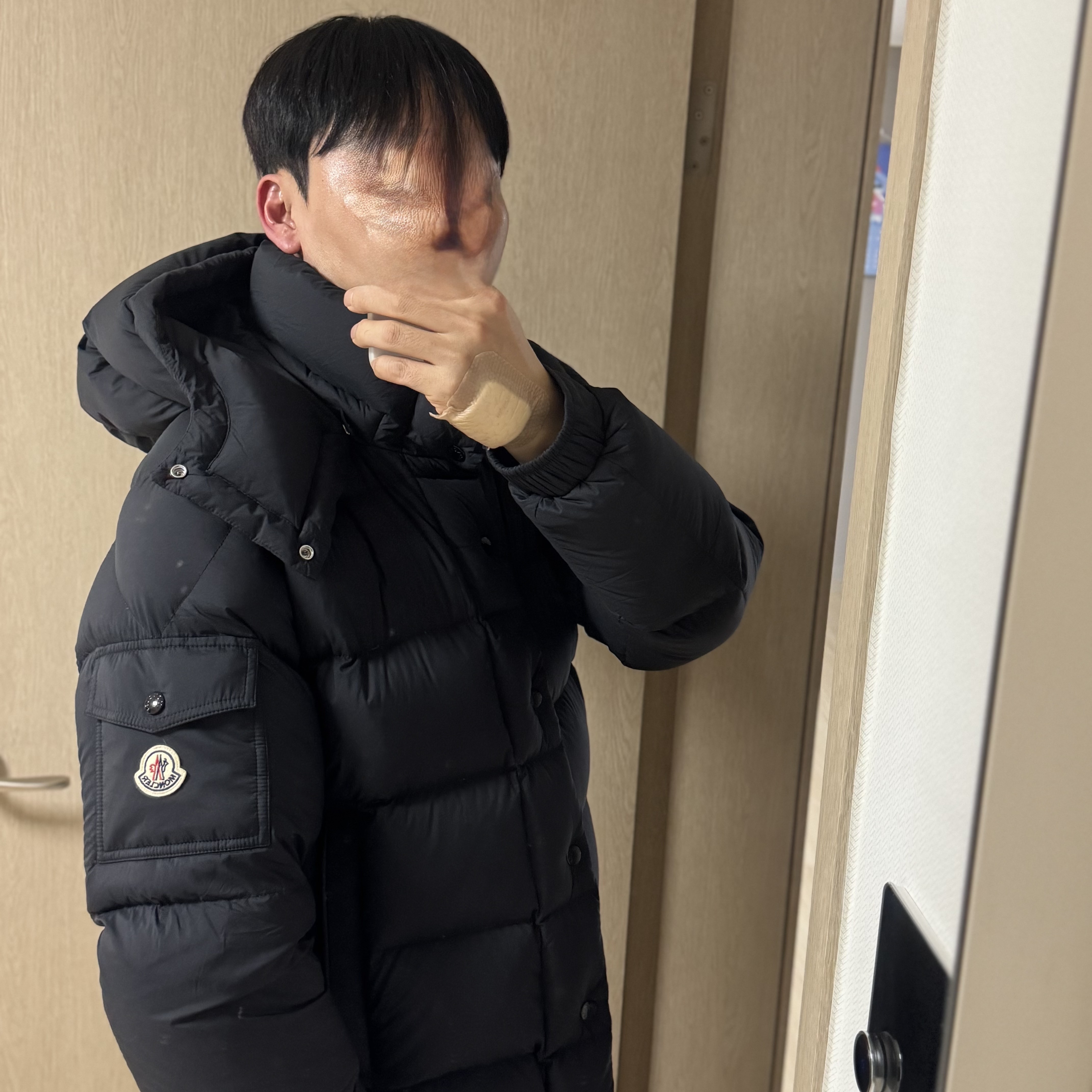 Moncler Maya 70 Hooded Short Down Jacket Black - 25FW 착용 스타일 - 3