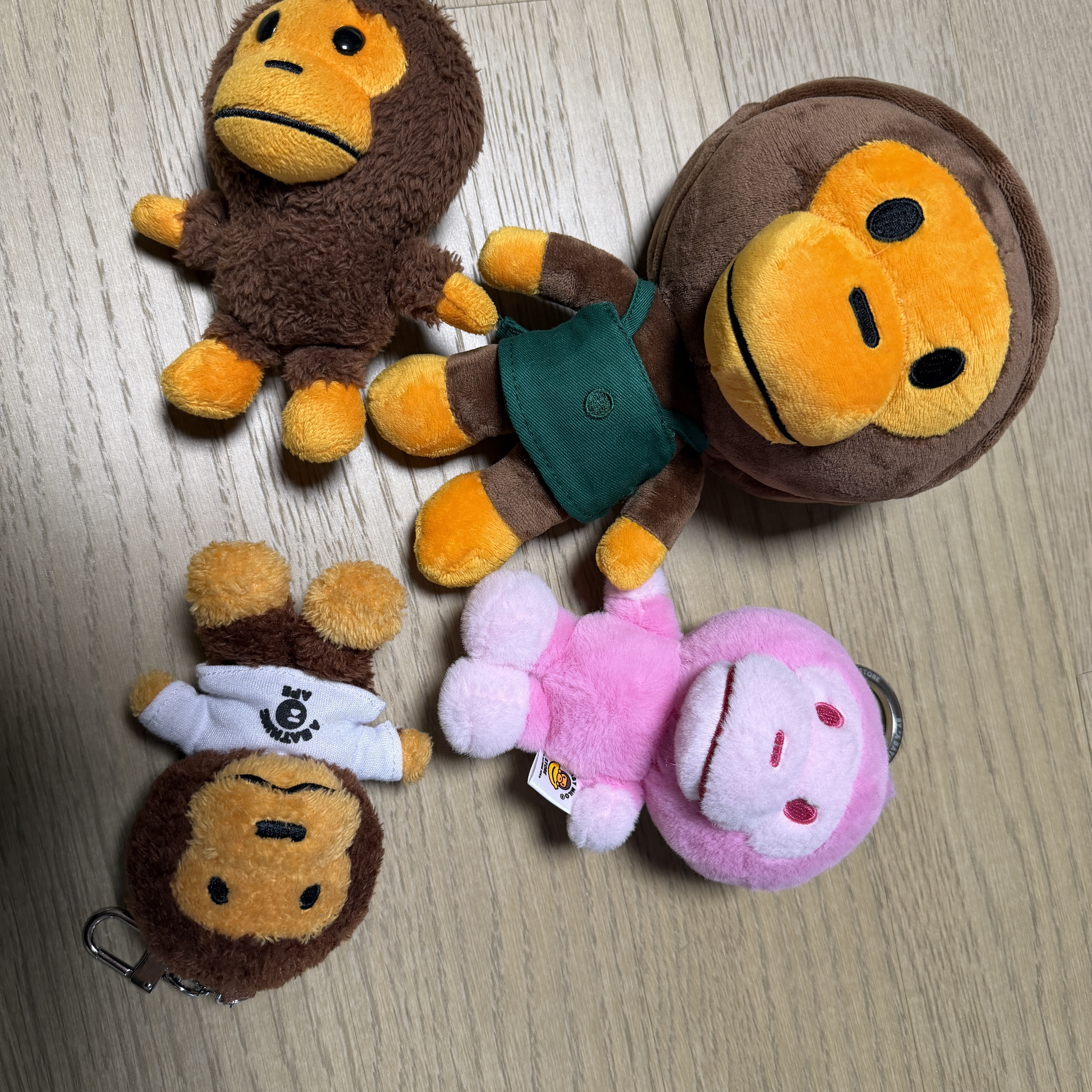 Starbucks x BAPE Baby Milo Foldable Bag, BAPE Baby Milo College T-Shirt Plush Doll Key Chain Brown 착용 스타일
