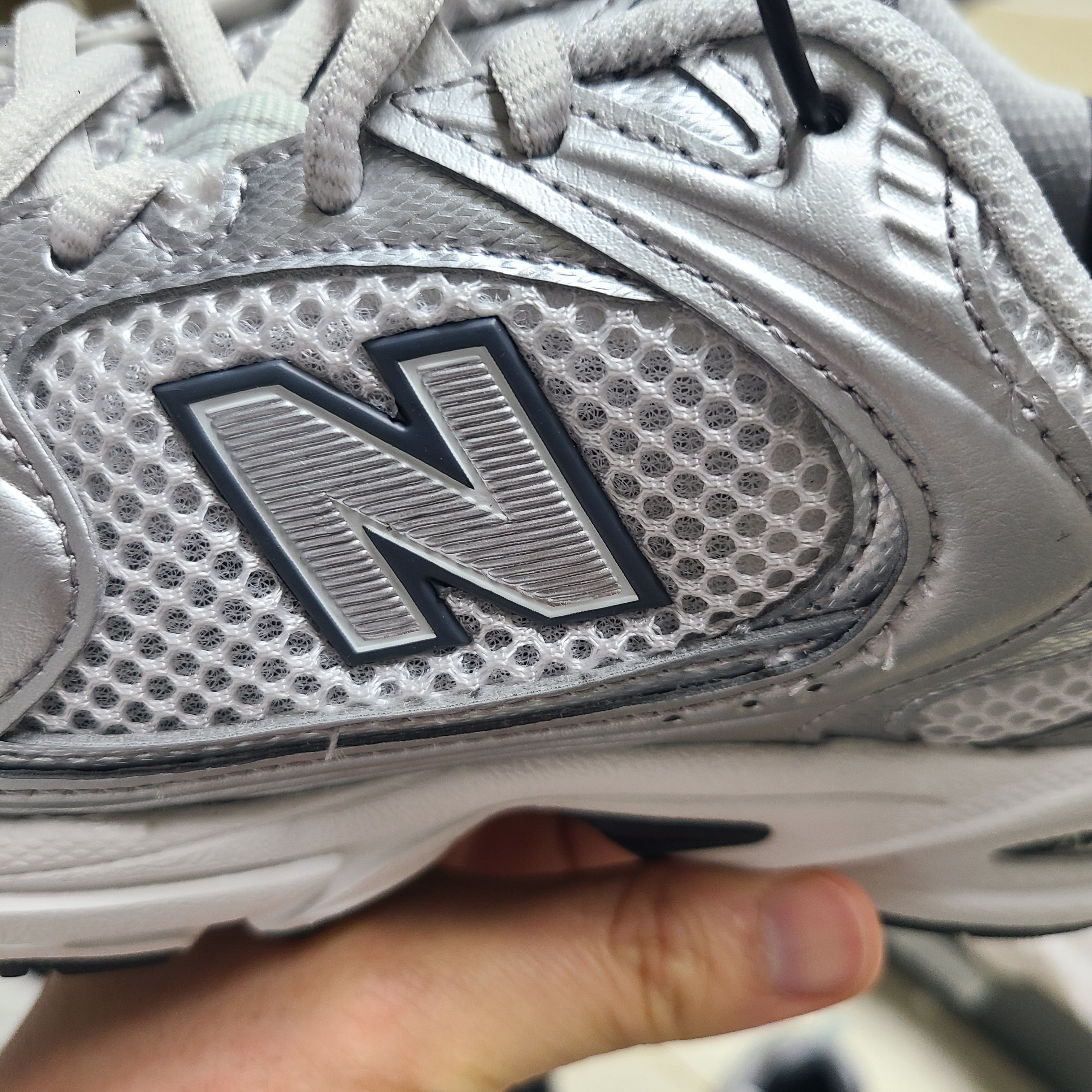 New Balance 530 Grey Matter Silver Metallic 착용 스타일 - 2