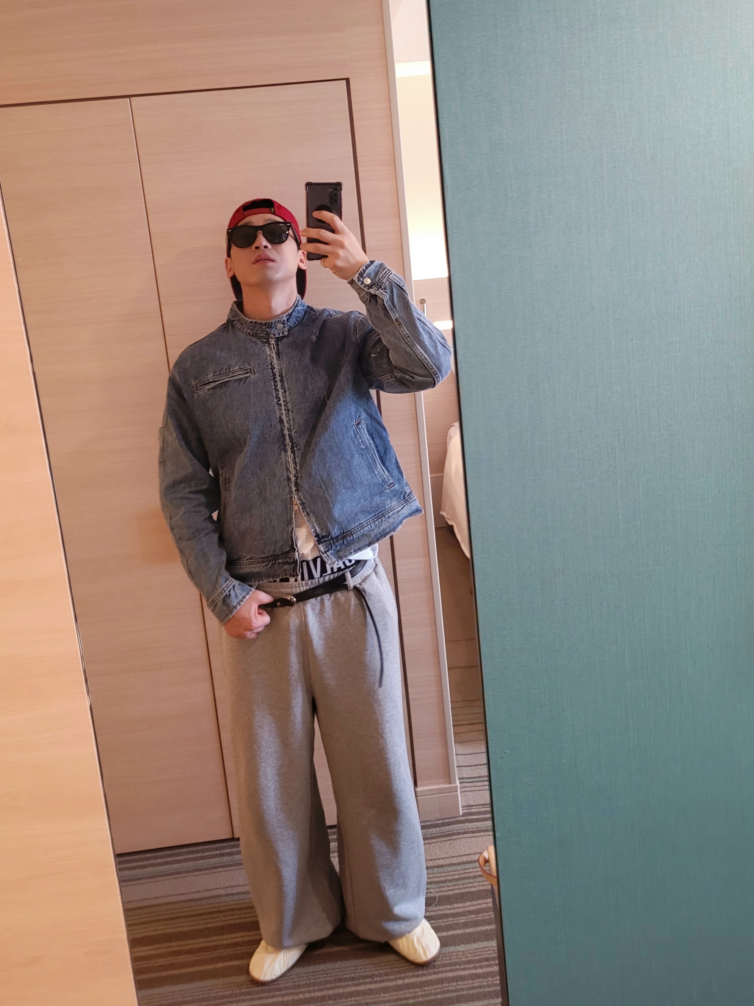 Ray-Ban Original Wayfarer Classic Polished Black Frame Green Classic G-15 Lenses Low Bridge Fit, Calvin Klein Intense Power 3-pack Low Rise Trunk Black 착용 스타일 - 2