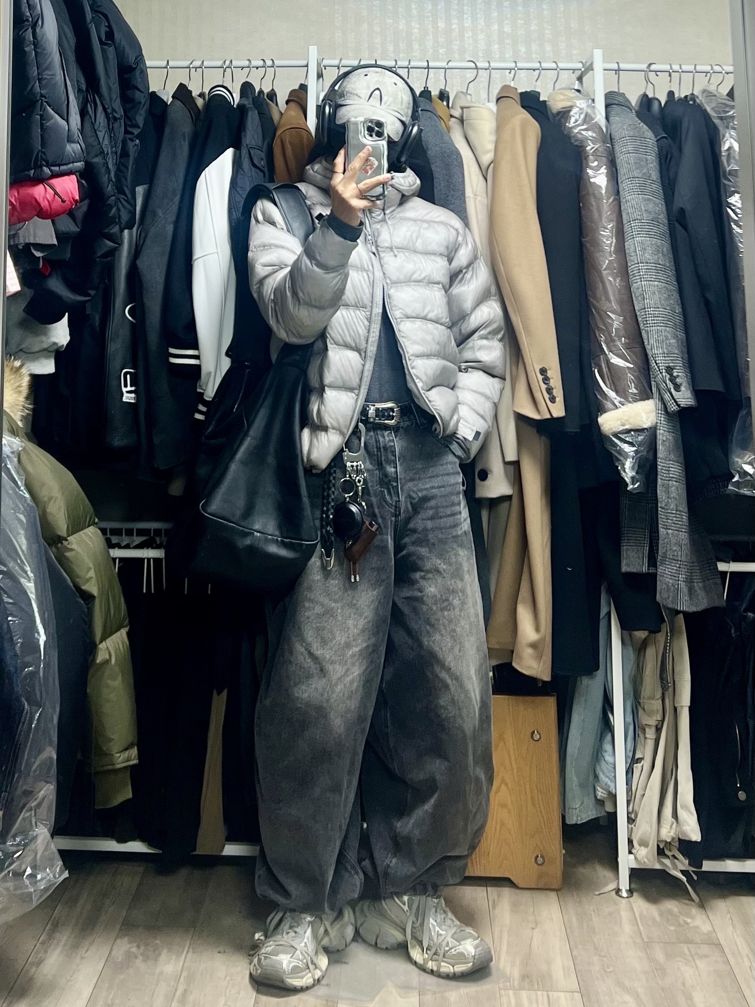 Balenciaga 3XL Sneakers Light Beige, Salomon UNI Cross Insulation Jacket Light Grey 착용 스타일