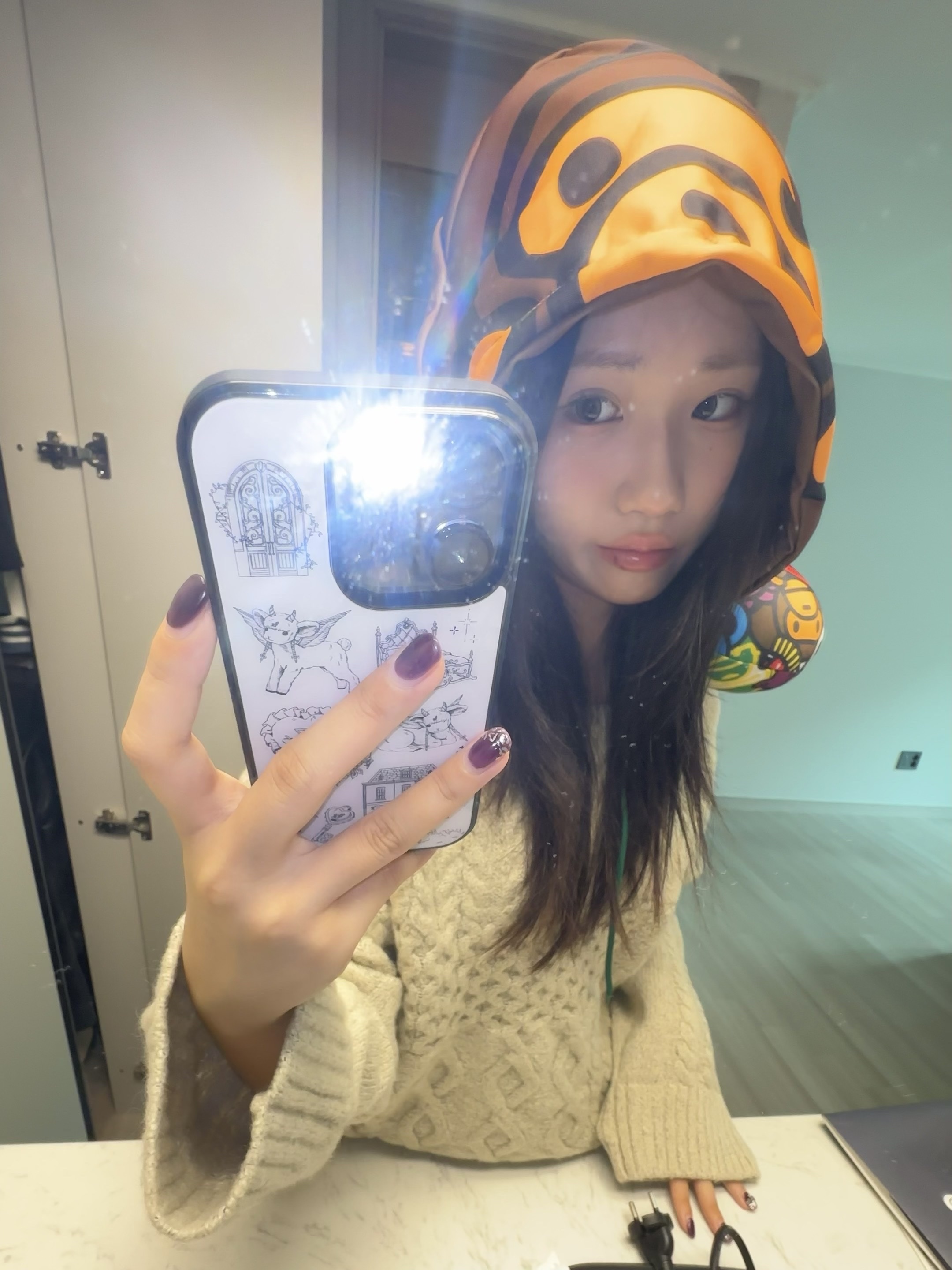 Starbucks x BAPE Baby Milo Neck Pillow, (W) Jordan 1 Brooklyn Low Black Cacao Wow 착용 스타일 - 1