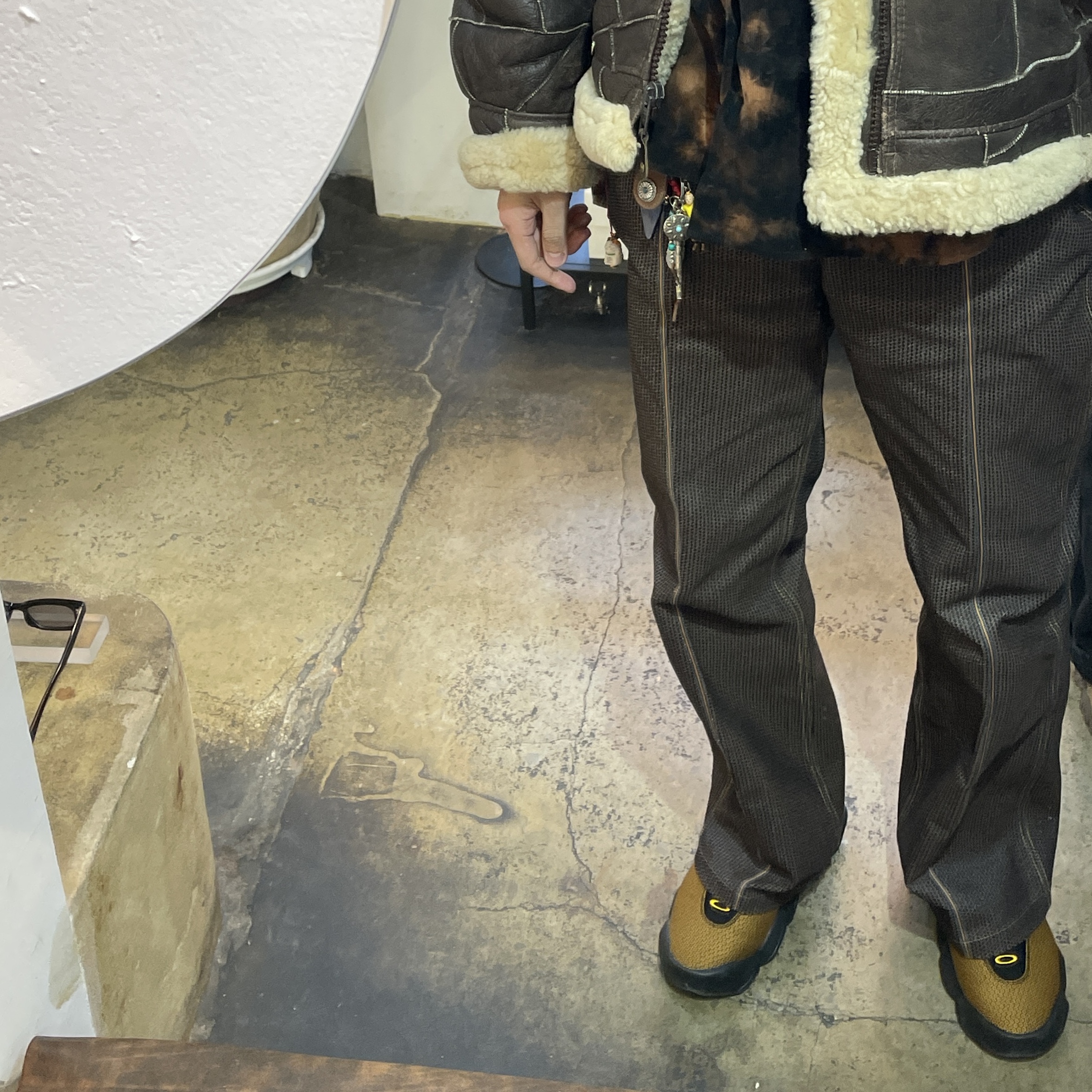 Kapital Century Denim 5P Frisco Pants Muddy Brown, Oakley Factory Team x Brain Dead Jacquard Flesh Yellow Black 착용 스타일 - 2