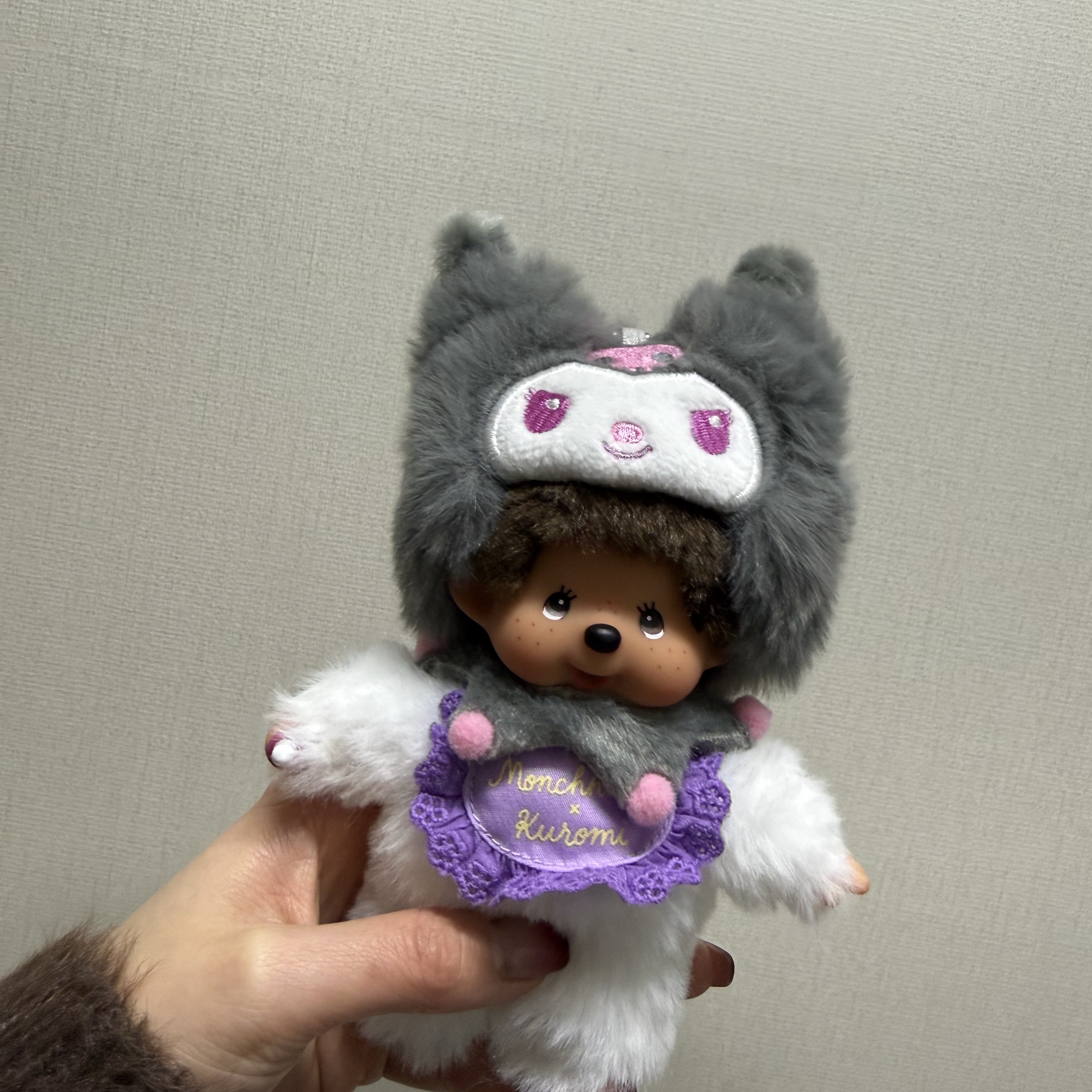 Monchhichi x Sanrio Characters Kuromi Chimutan Keychain 착용 스타일