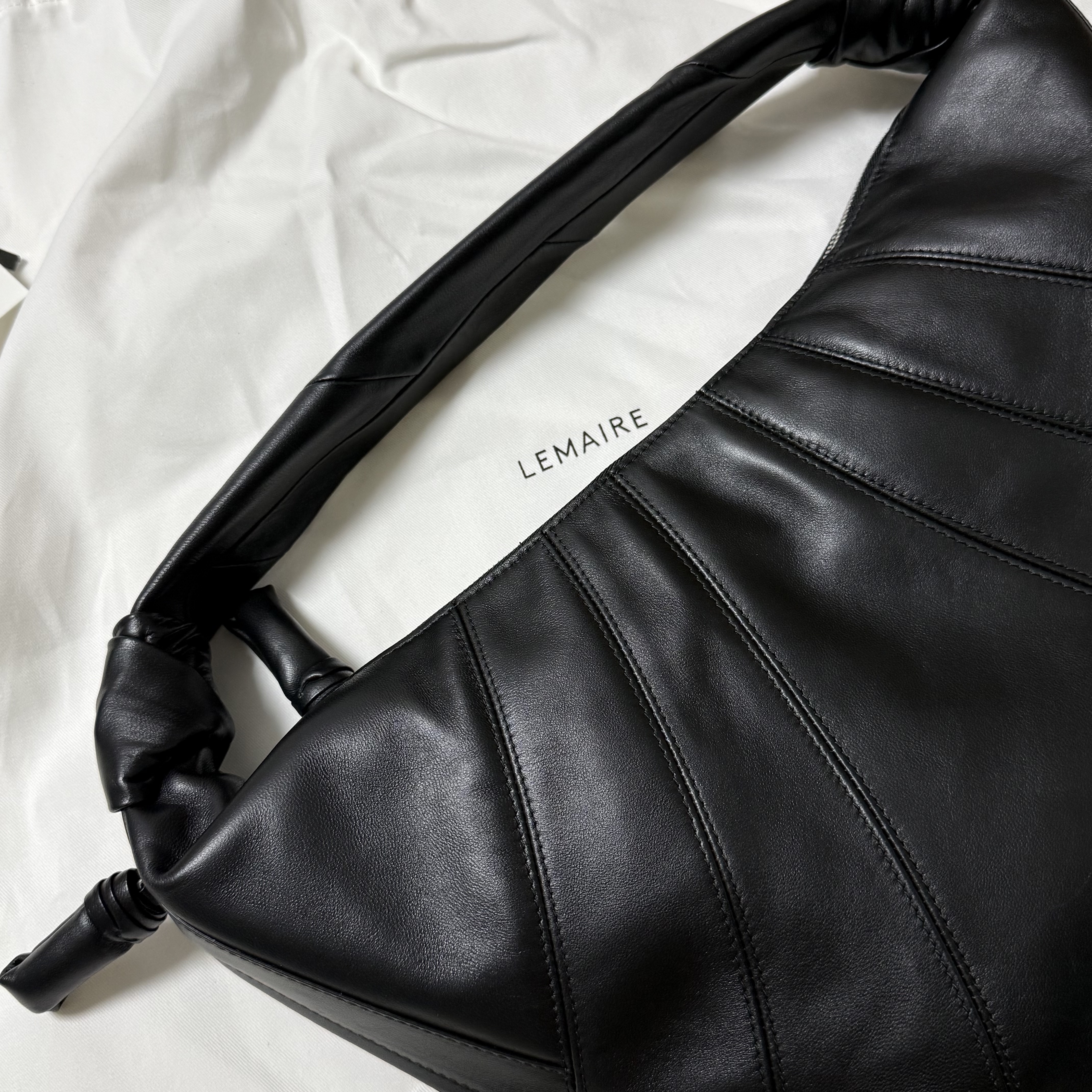 Lemaire Fortune Croissant Bag Soft Nappa Leather Black 착용 스타일