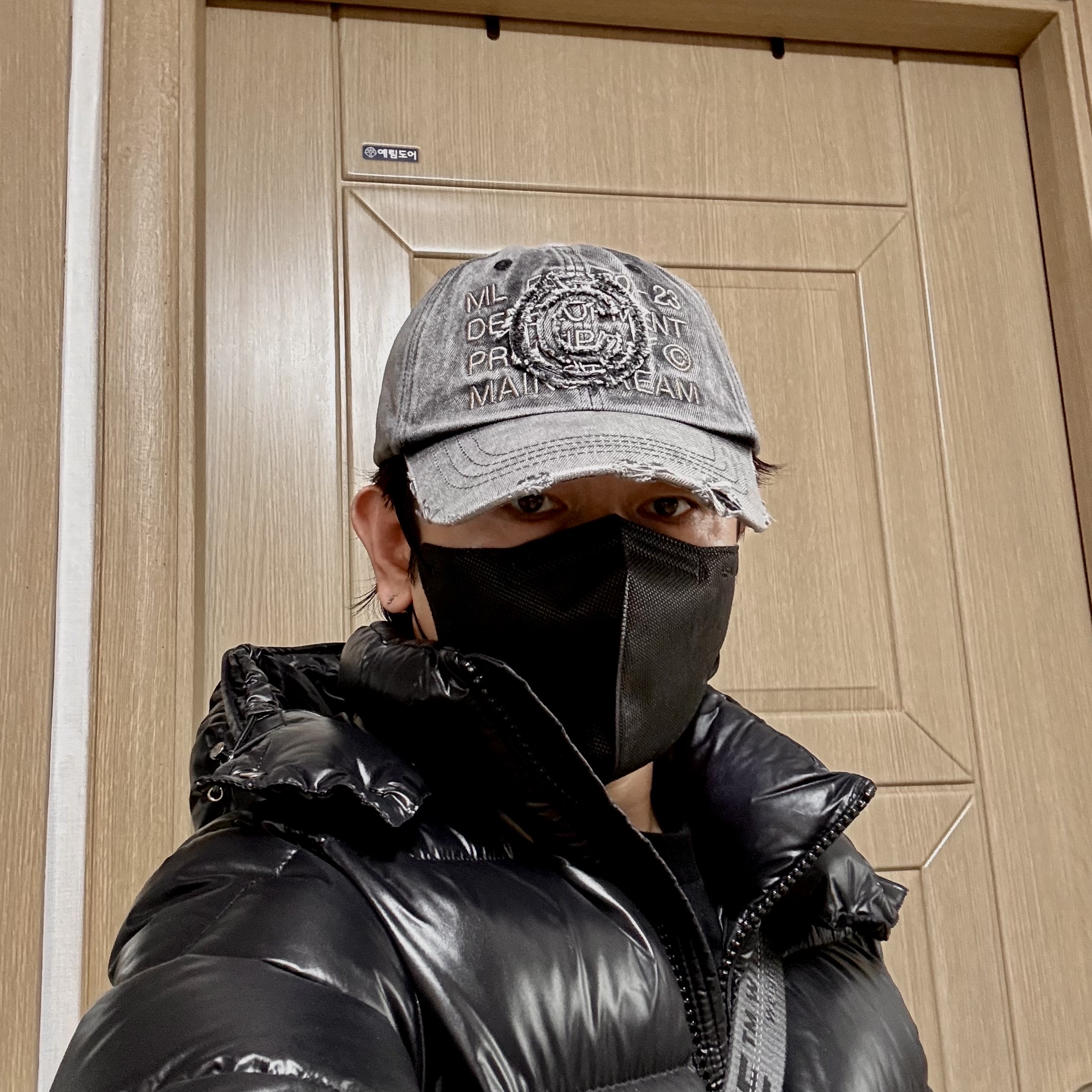 Millo Archive Core Denim Ball Cap Washed Black, Moncler Maya Short Down Jacket Black - 24FW 착용 스타일