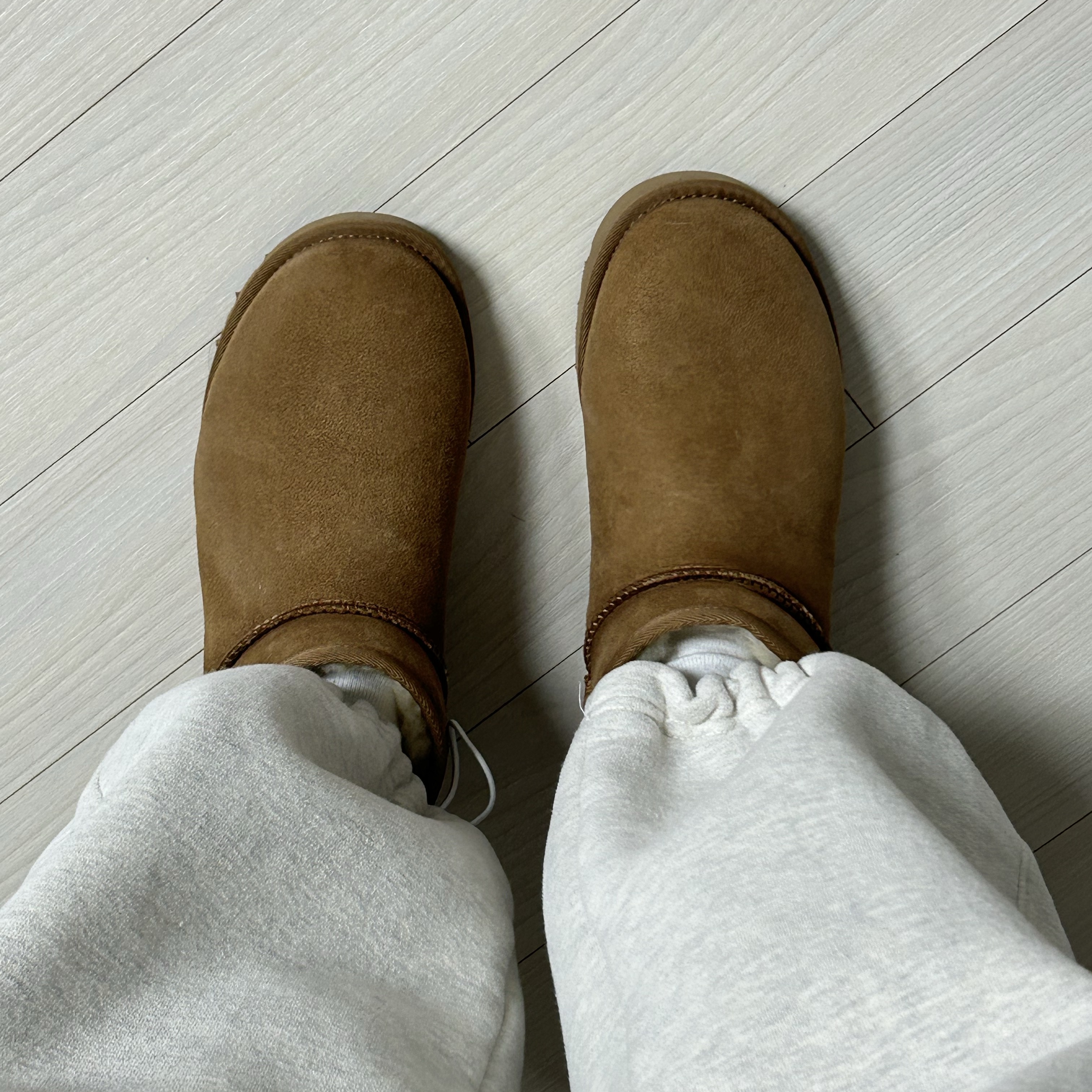 (W) UGG Classic Ultra Mini Boots Chestnut 착용 스타일 - 1